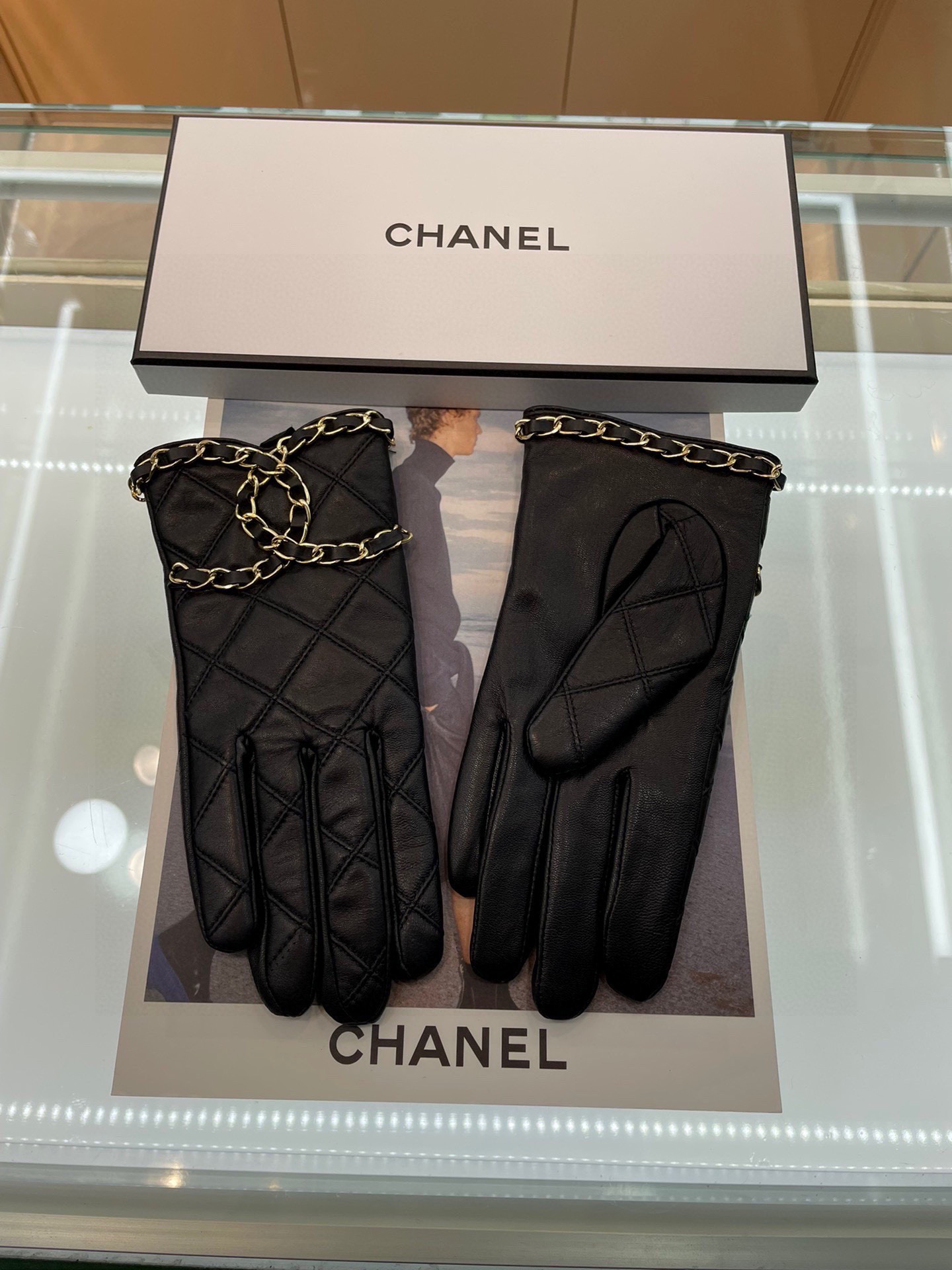   Chanel 新款短款📱👏搭什么衣服都好看💁🏼精选优质棉羊皮柔软细腻💅🦊 保暖效果特别好✌🏻️品质保