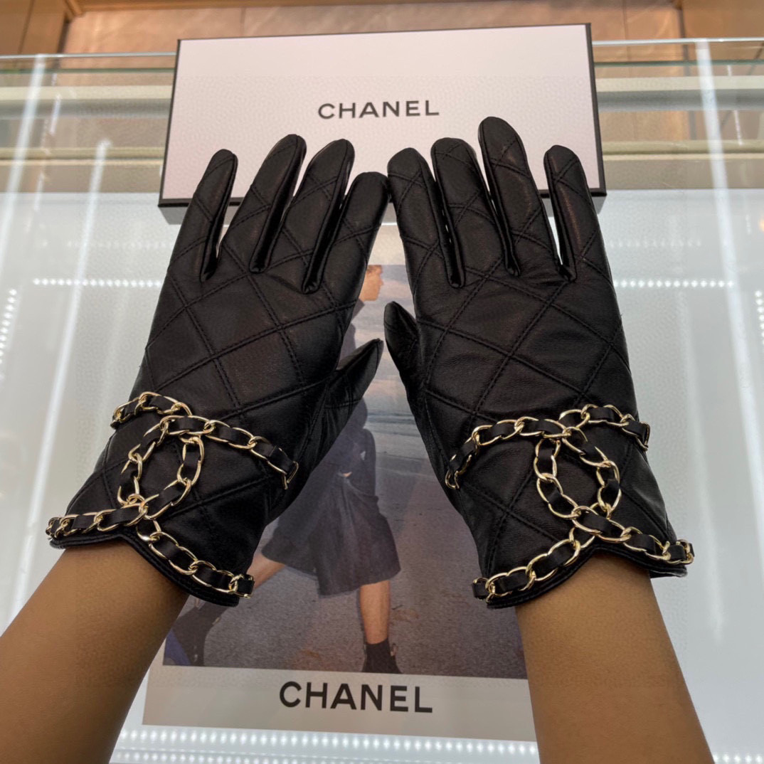   Chanel 新款短款📱👏搭什么衣服都好看💁🏼精选优质棉羊皮柔软细腻💅🦊 保暖效果特别好✌🏻️品质保