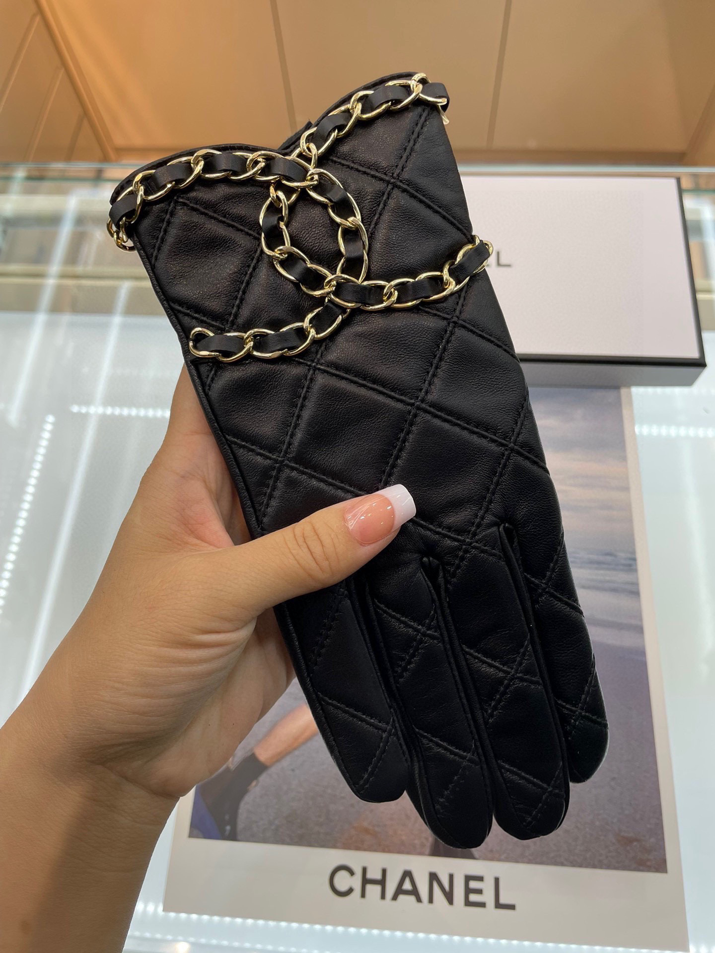   Chanel 新款短款📱👏搭什么衣服都好看💁🏼精选优质棉羊皮柔软细腻💅🦊 保暖效果特别好✌🏻️品质保