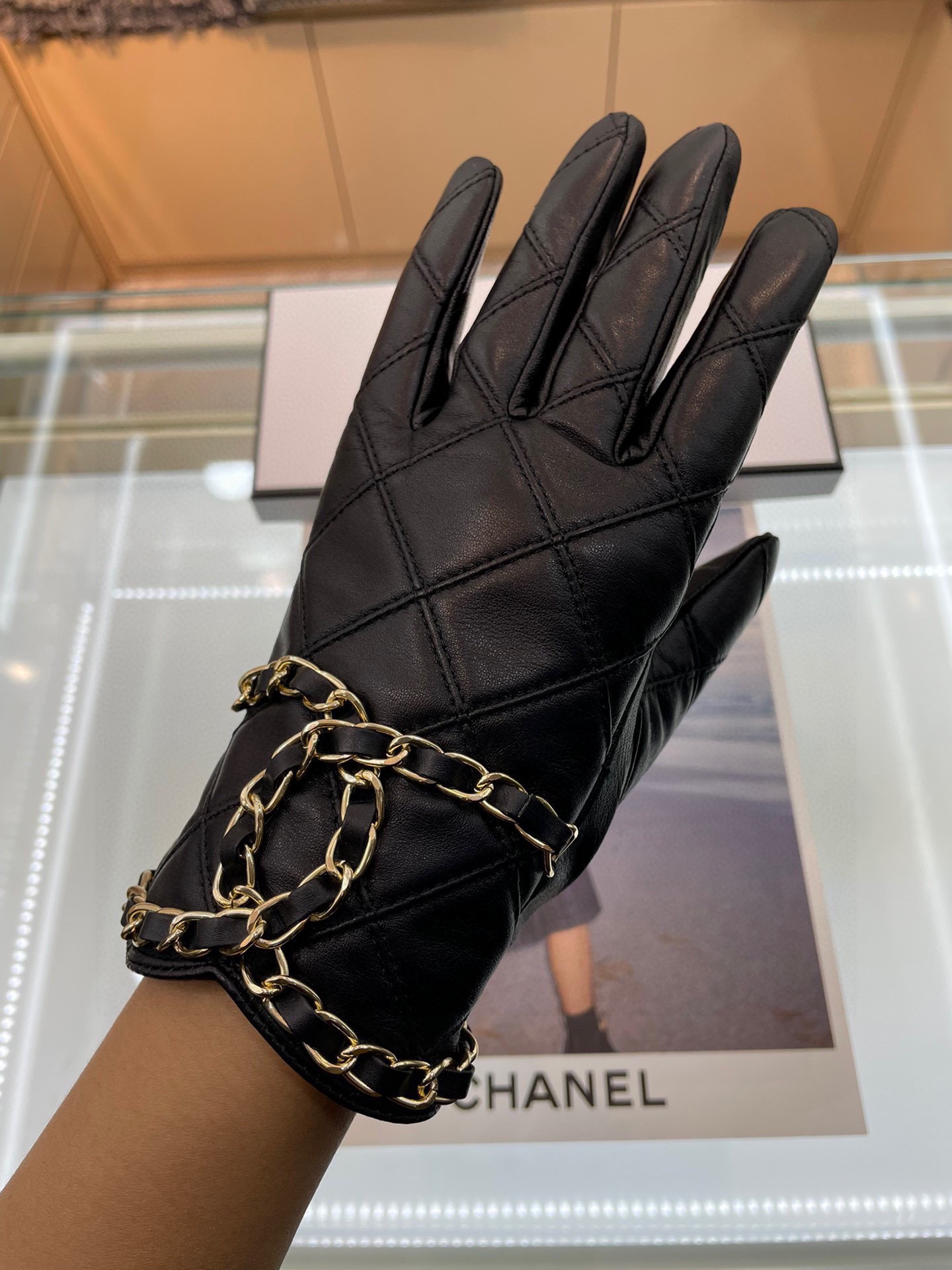   Chanel 新款短款📱👏搭什么衣服都好看💁🏼精选优质棉羊皮柔软细腻💅🦊 保暖效果特别好✌🏻️品质保