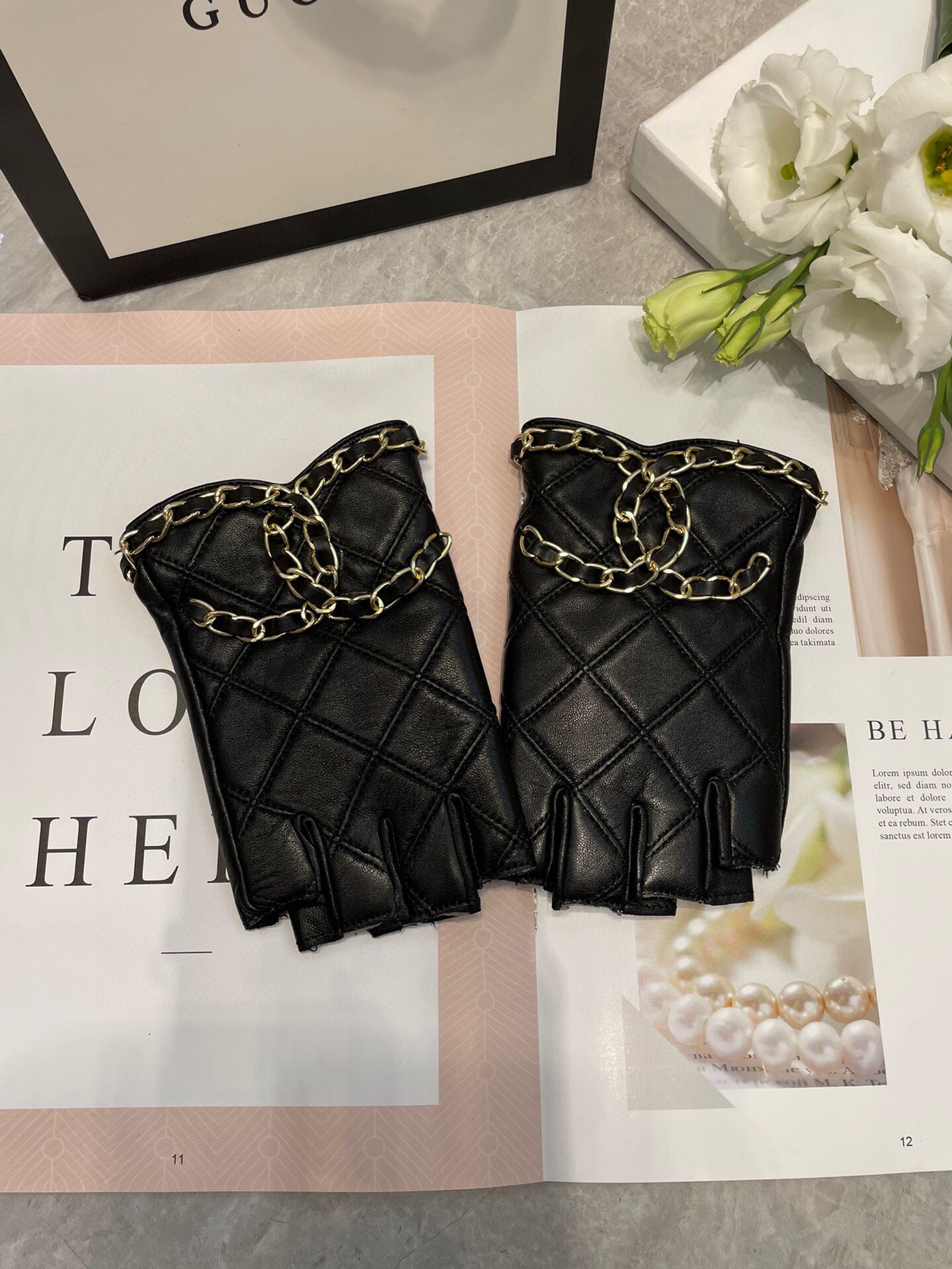   Chanel 新款短款📱👏搭什么衣服都好看💁🏼精选优质棉羊皮柔软细腻💅🦊 保暖效果特别好✌🏻️品质保