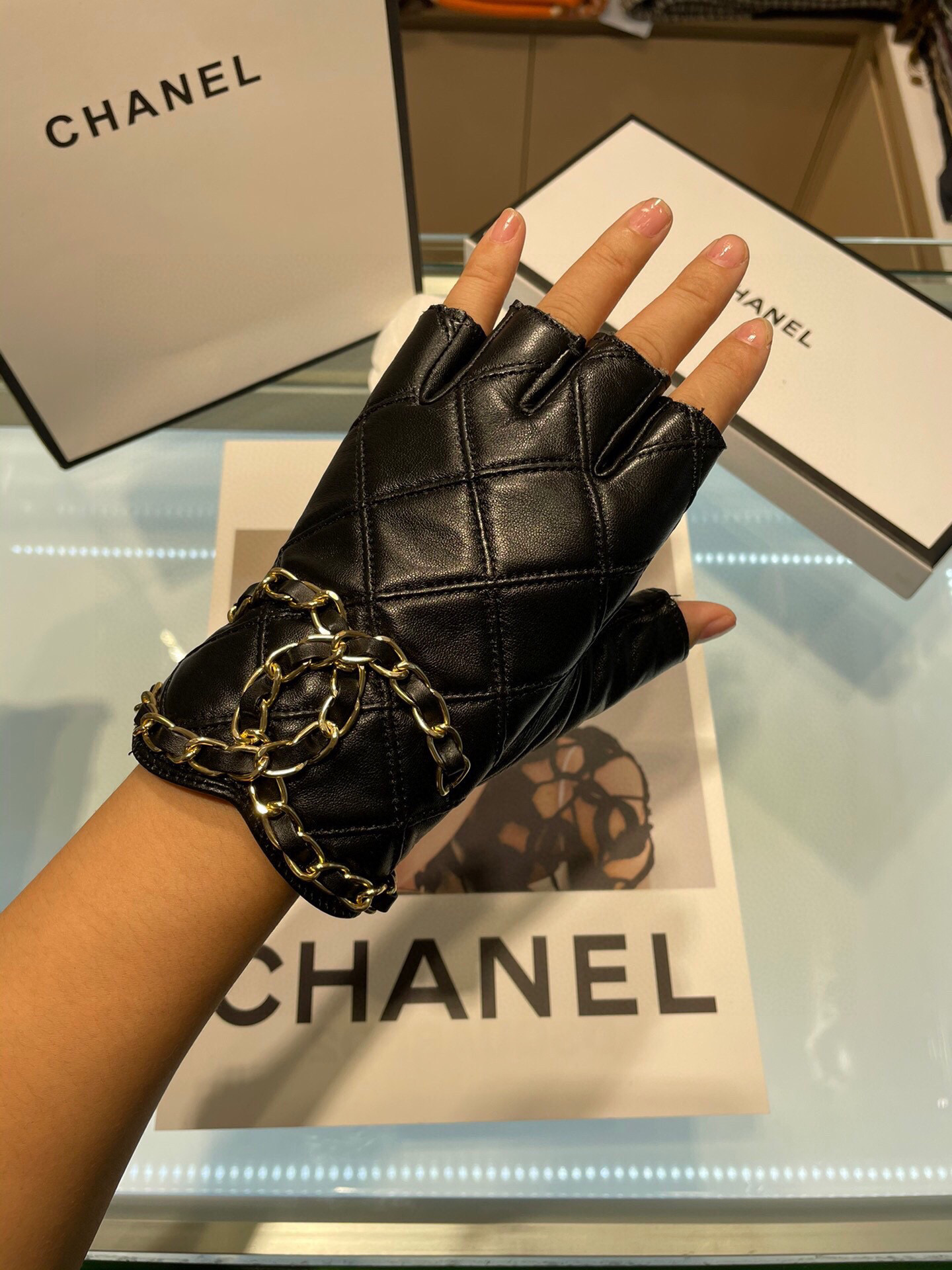   Chanel 新款短款📱👏搭什么衣服都好看💁🏼精选优质棉羊皮柔软细腻💅🦊 保暖效果特别好✌🏻️品质保