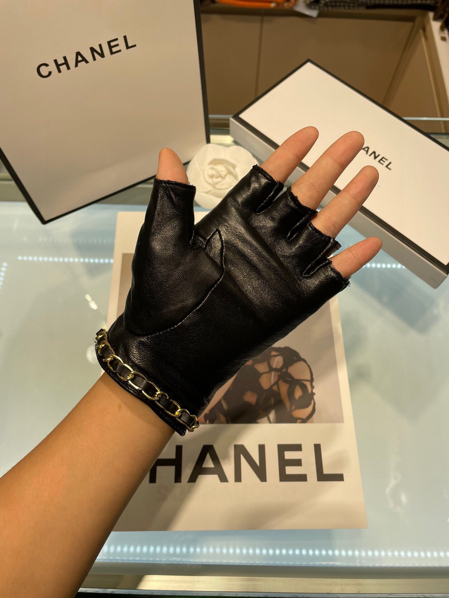   Chanel 新款短款📱👏搭什么衣服都好看💁🏼精选优质棉羊皮柔软细腻💅🦊 保暖效果特别好✌🏻️品质保