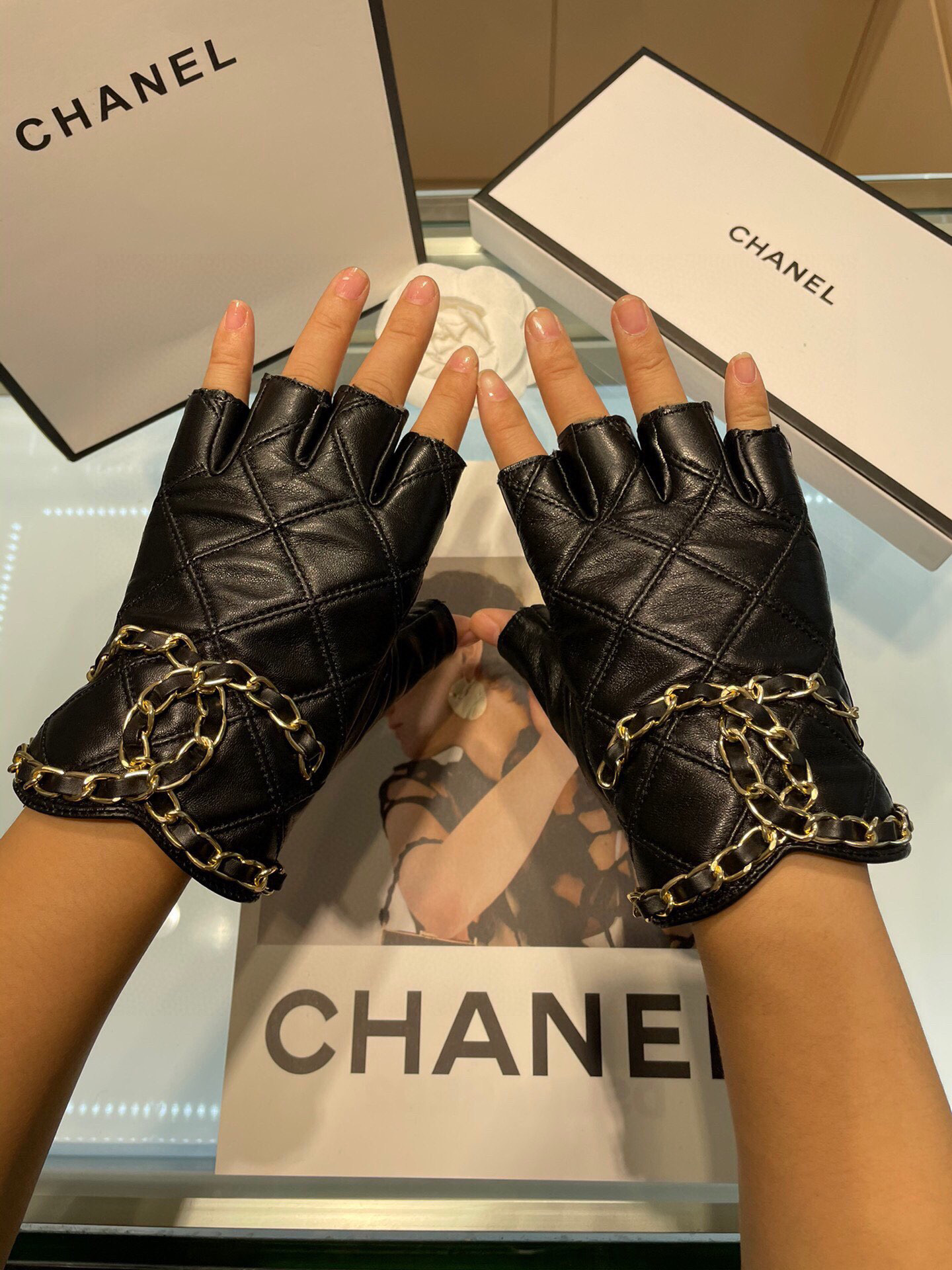   Chanel 新款短款📱👏搭什么衣服都好看💁🏼精选优质棉羊皮柔软细腻💅🦊 保暖效果特别好✌🏻️品质保