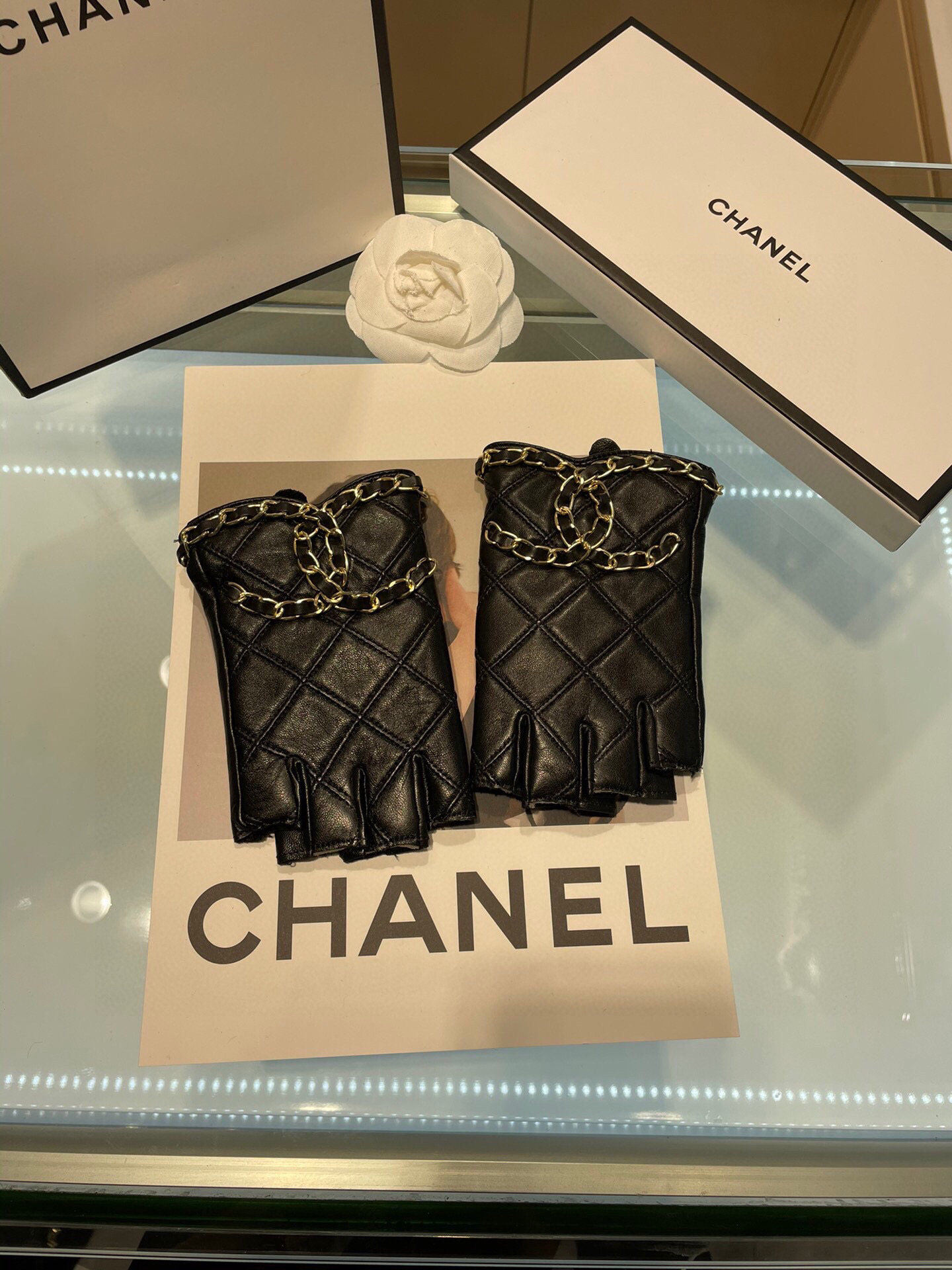   Chanel 新款短款📱👏搭什么衣服都好看💁🏼精选优质棉羊皮柔软细腻💅🦊 保暖效果特别好✌🏻️品质保
