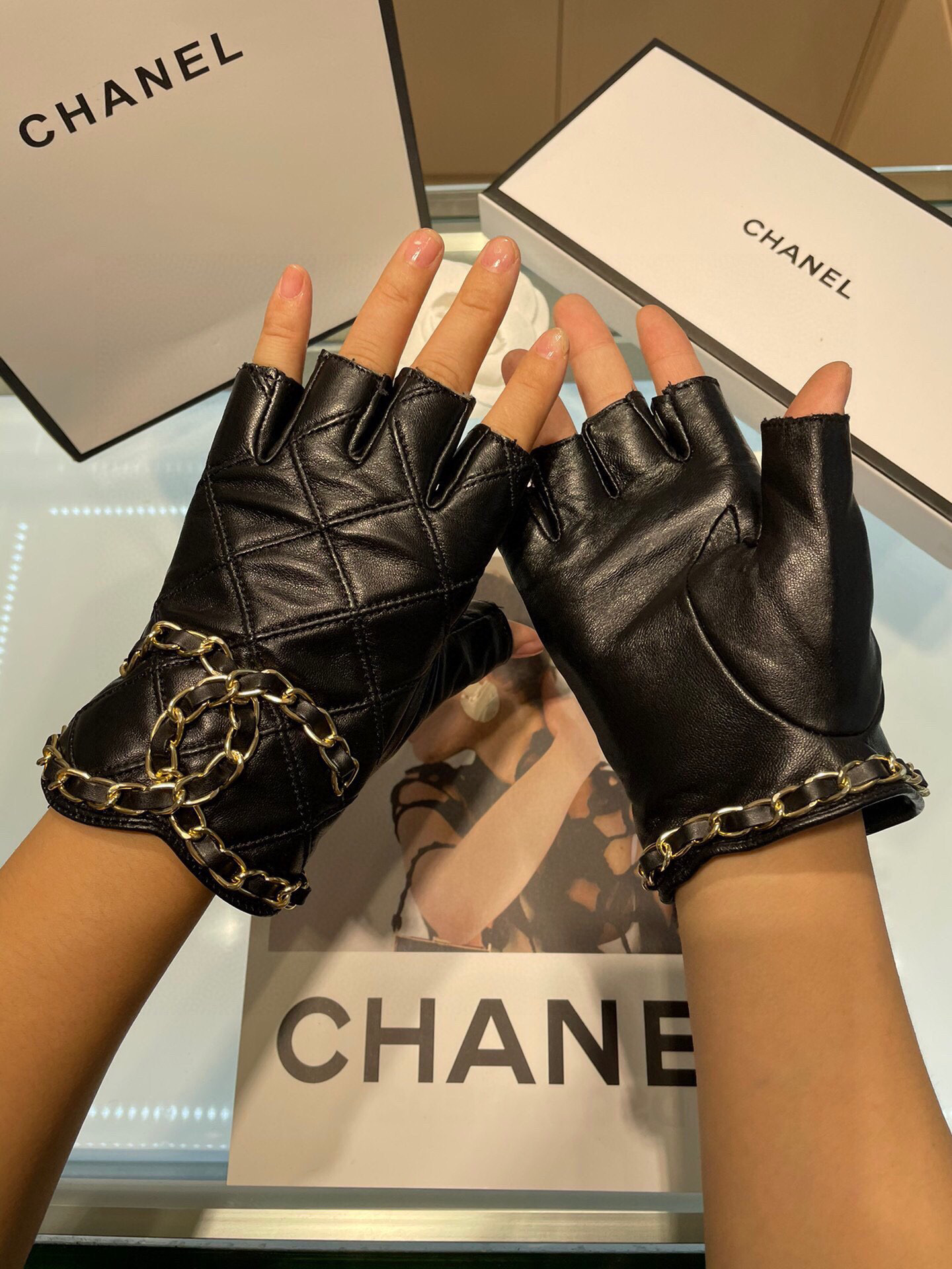   Chanel 新款短款📱👏搭什么衣服都好看💁🏼精选优质棉羊皮柔软细腻💅🦊 保暖效果特别好✌🏻️品质保