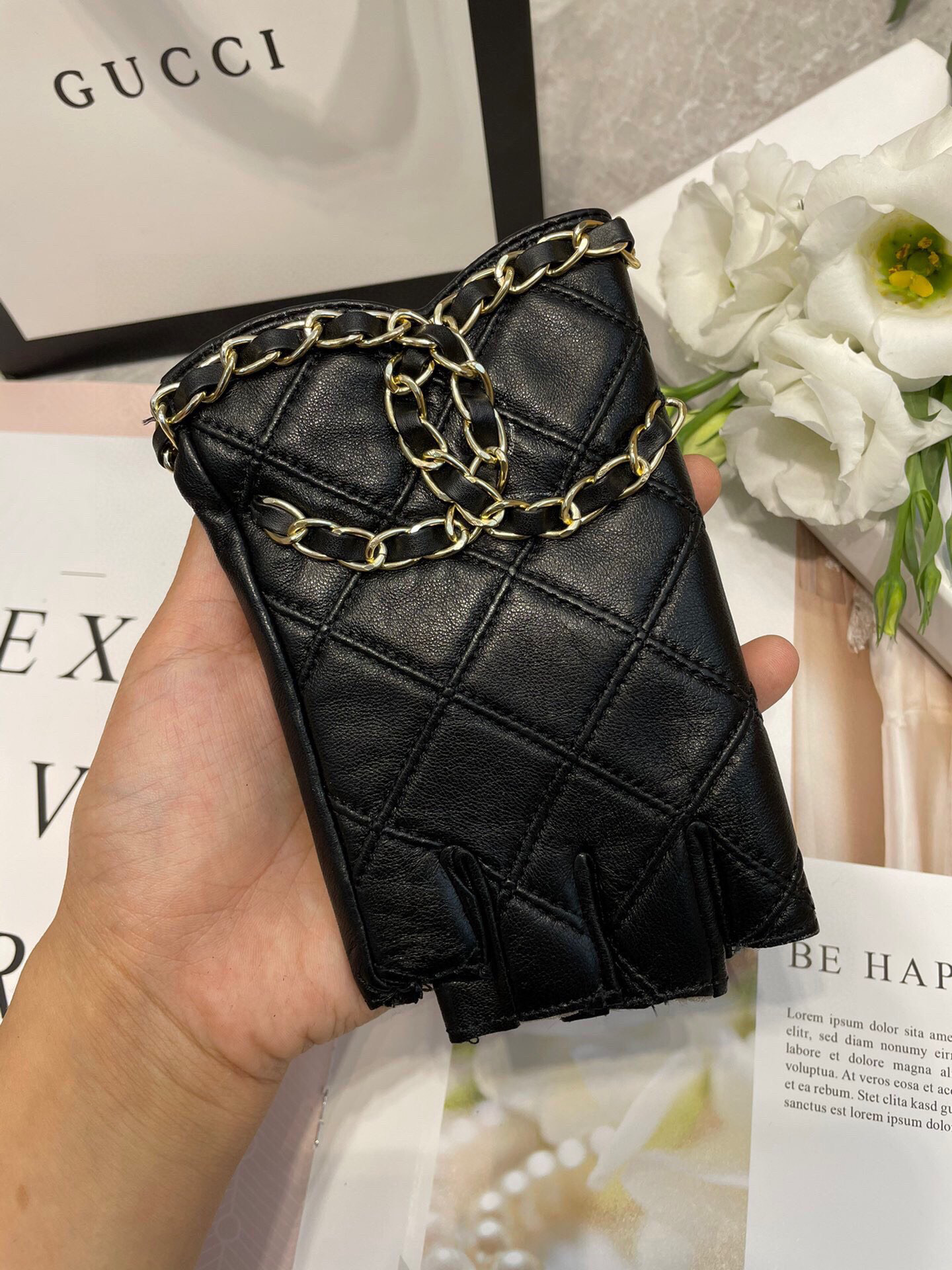   Chanel 新款短款📱👏搭什么衣服都好看💁🏼精选优质棉羊皮柔软细腻💅🦊 保暖效果特别好✌🏻️品质保