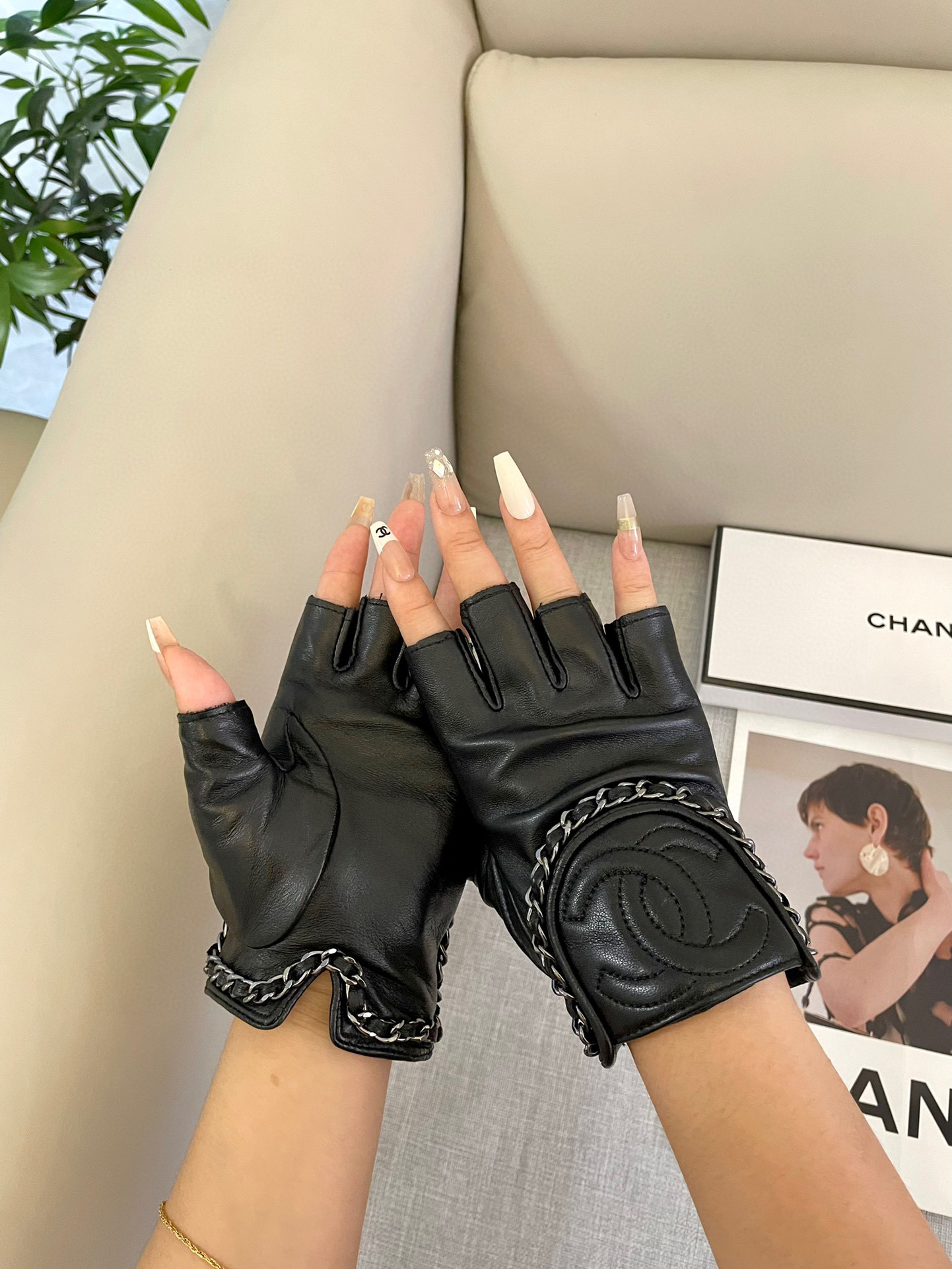  香奈儿Chanel‼️欧洲新款🇫🇷【顶级原单】女士高档半指手套 💁💁💁香奈儿御用手套 顶级做工💋任何细