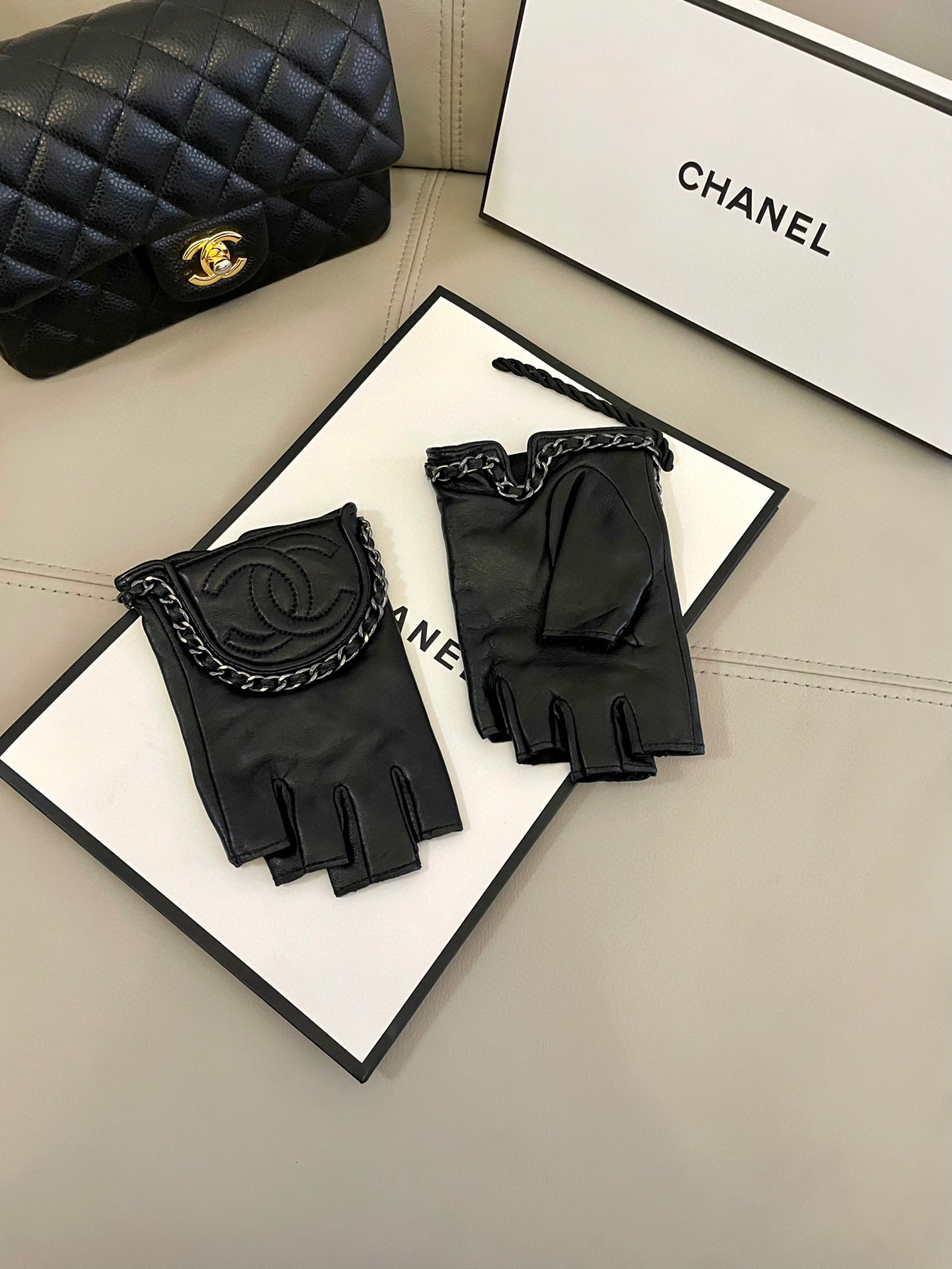  香奈儿Chanel‼️欧洲新款🇫🇷【顶级原单】女士高档半指手套 💁💁💁香奈儿御用手套 顶级做工💋任何细