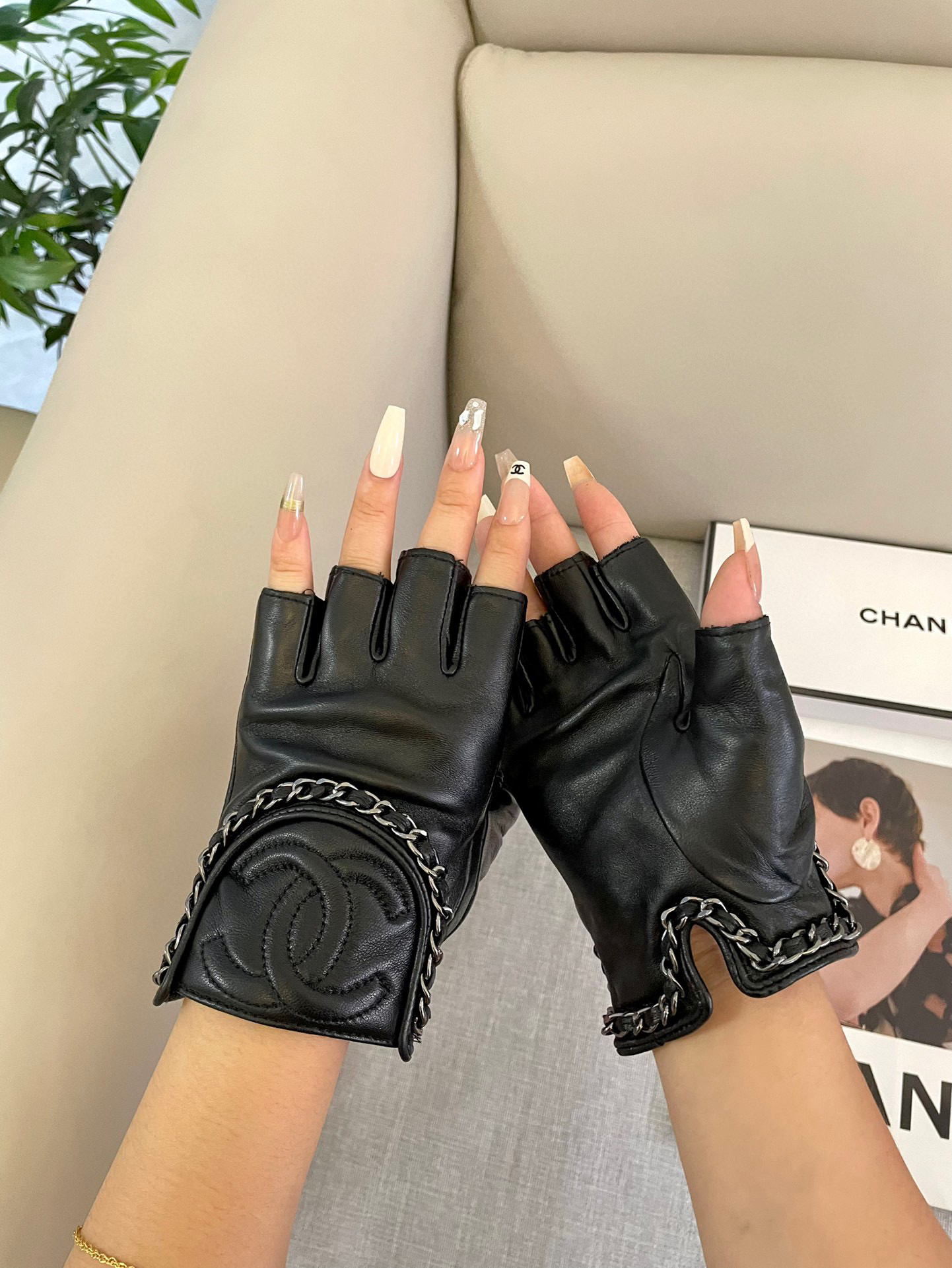  香奈儿Chanel‼️欧洲新款🇫🇷【顶级原单】女士高档半指手套 💁💁💁香奈儿御用手套 顶级做工💋任何细