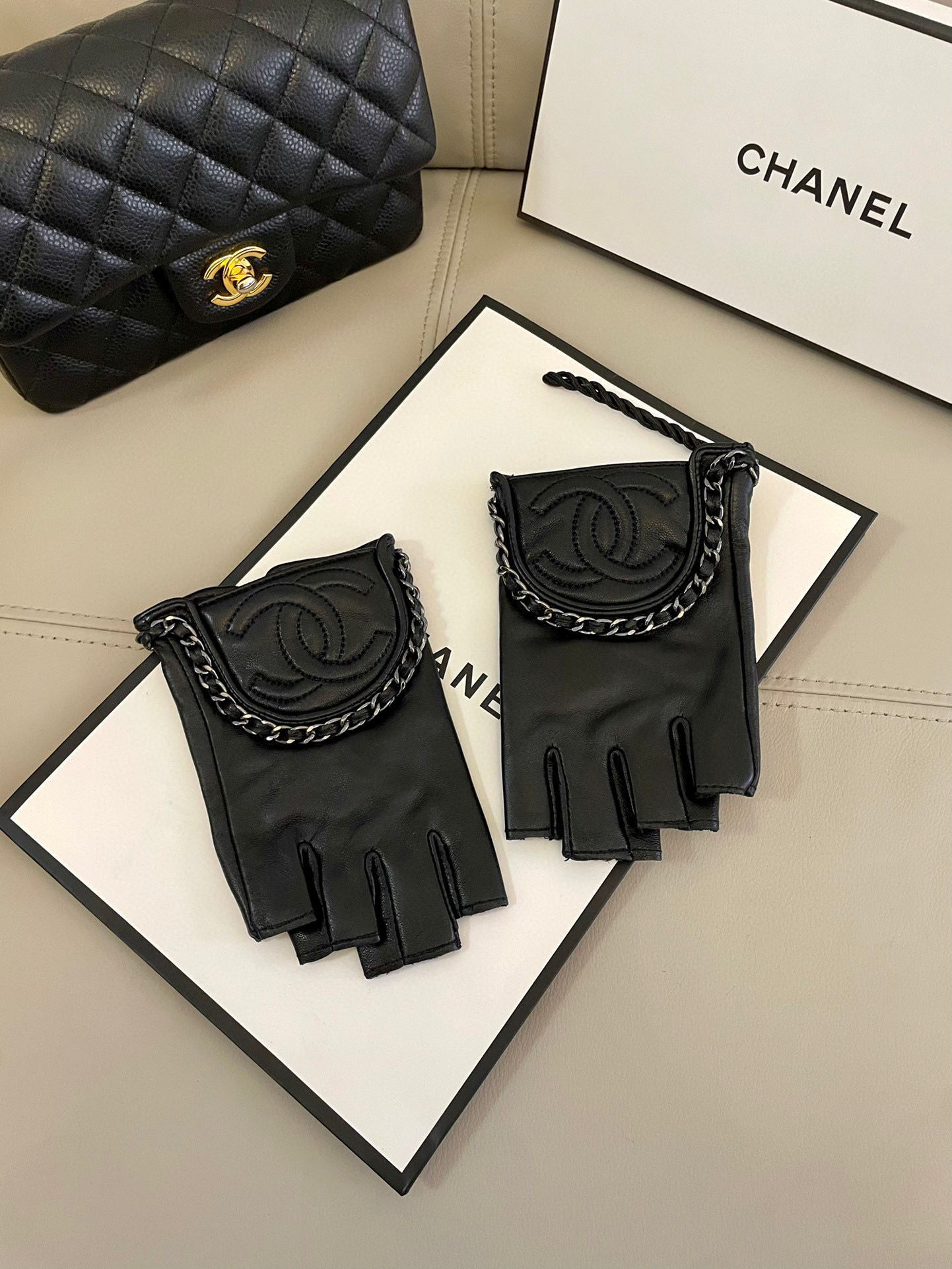  香奈儿Chanel‼️欧洲新款🇫🇷【顶级原单】女士高档半指手套 💁💁💁香奈儿御用手套 顶级做工💋任何细