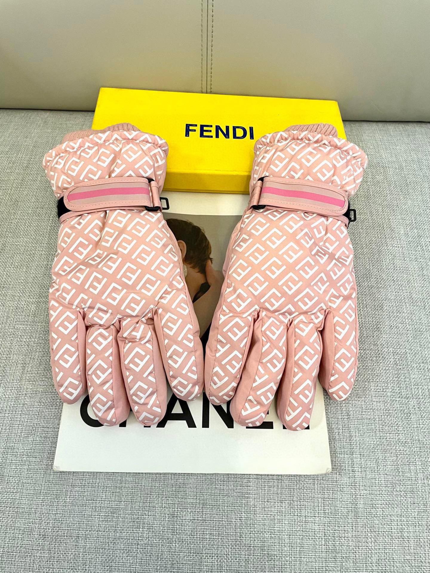 NO:343954,Chanel's new ski gloves for women, warm and comfortable, size number, single size gloves, gloves, chanel, gloves19860909香奈儿新款滑雪女士手套 保暖舒适 码数 均码手套,手套,chanel,gloves,accessory