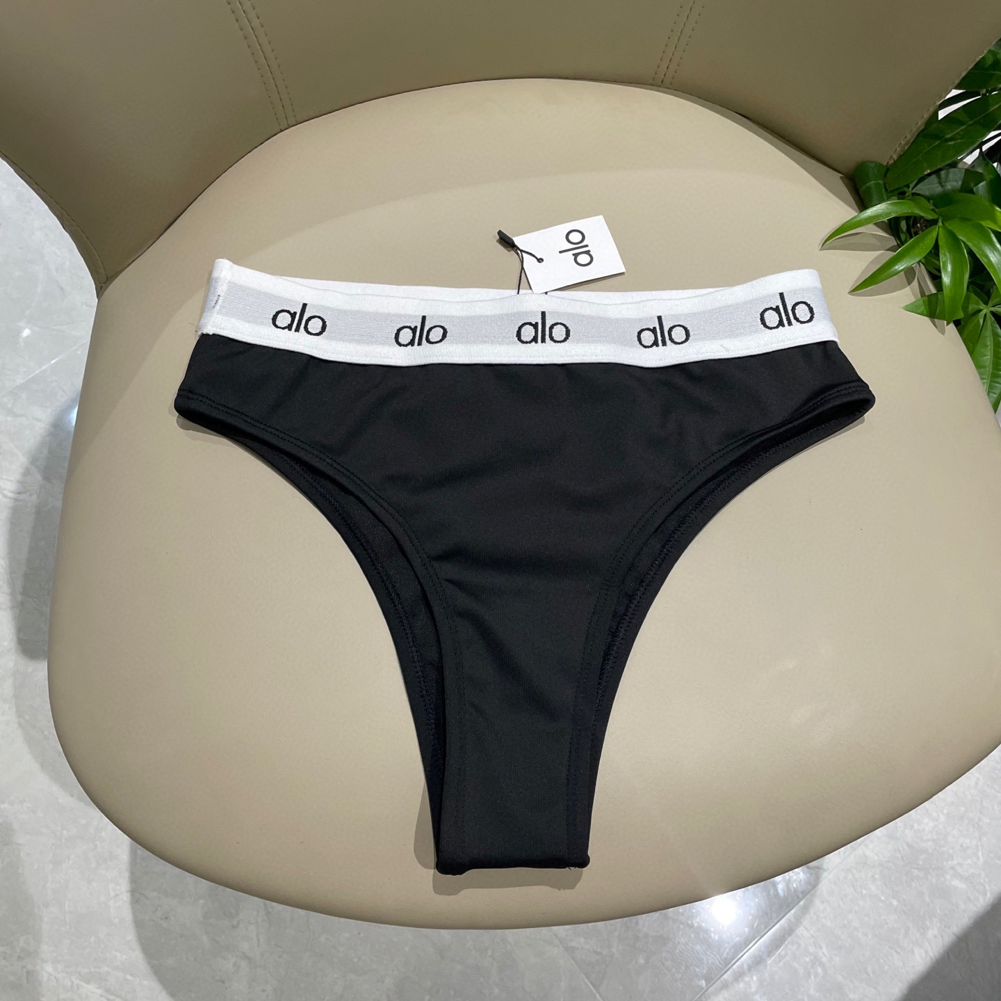  ALO专柜新款分体泳衣😍🥰适合多种场景的游泳衣🏊‍♀️海边 游泳池 温泉 水上乐园 漂流都可以😌内搭也