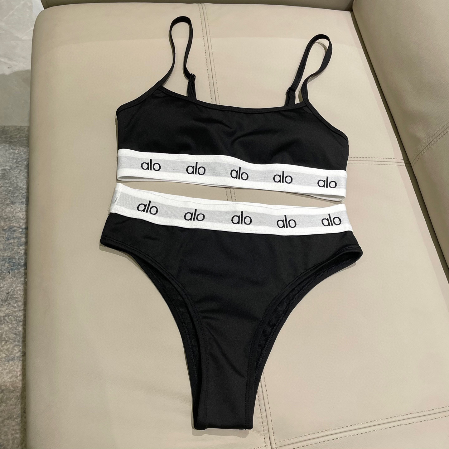  ALO专柜新款分体泳衣😍🥰适合多种场景的游泳衣🏊‍♀️海边 游泳池 温泉 水上乐园 漂流都可以😌内搭也