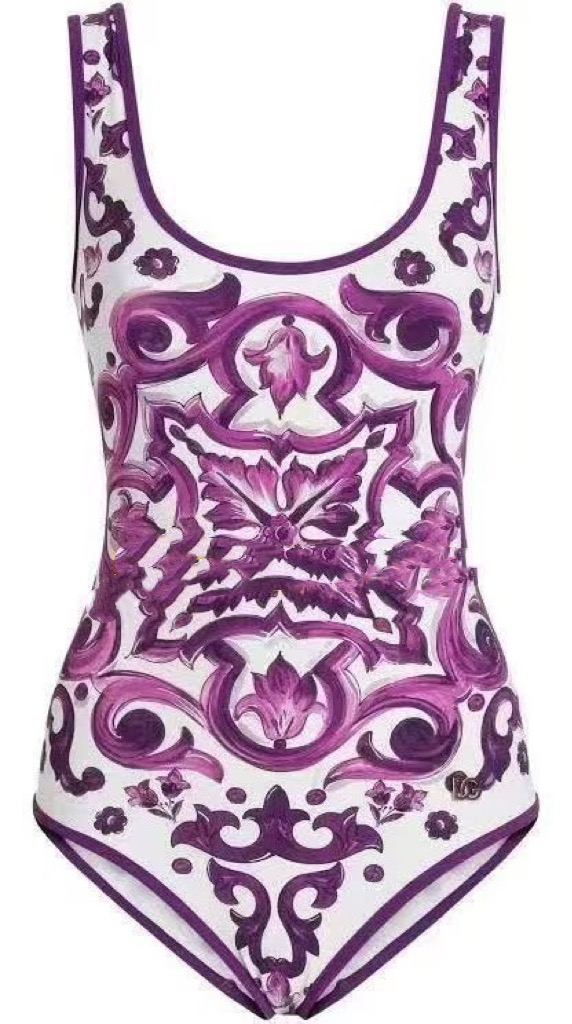 NO:377386,DG's new printed one-piece swimsuit suitable for a variety of scenes ♀Seaside, swimming pool, hot spring, water park, rafting can be worn inside, one-piece design covers the flesh and looks tall, and the abdomen is a little fleshy, and it doesn't affect our beauty. The back design reveals the beautiful back, and the fabric is breathable and comfortable. The quick-drying elastic swimsuit is easier to clean. S M L Xl swimsuits, swimsuits, bikinis19860909DG新款印花连体泳衣 适合多种场景的游泳衣♀海边 游泳池 温泉 水上乐园 漂流都可以内搭也完全可以 连体设计遮肉显高挑 腹部有点肉肉也不影响咱美美的 背面设计大露美背 面料透气舒适.速干弹性的游泳衣更加帖肤易清洗 码数S M L Xl泳衣泳裤比基尼,泳衣，泳裤，比基尼,swimsuits,bikinis,accessory