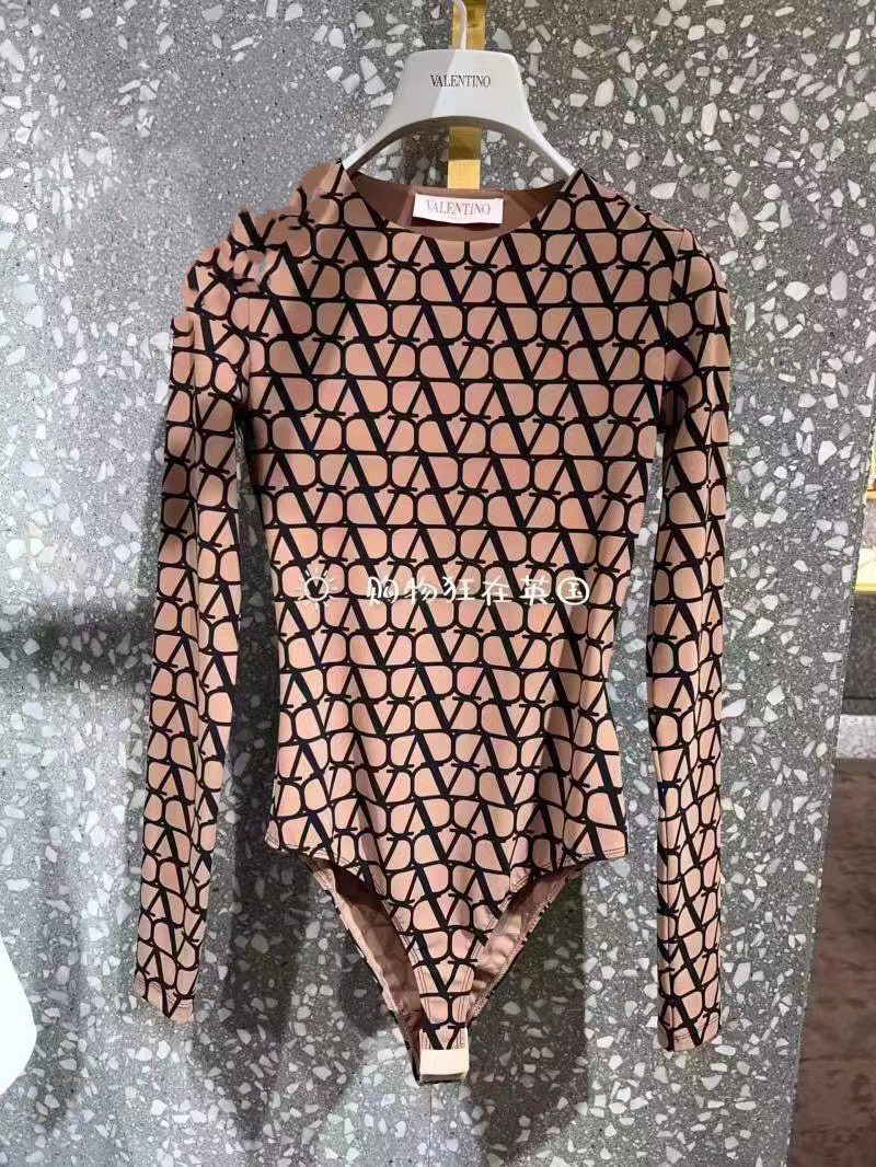 NO:377398,Valentino New quick-drying sun protection diving suit full of personality, SM L Xl must-have for traveling, jeans can be matched with jeans when going out, fashion trend leader swimsuit swimsuit bikini, swimsuit, swimming trunks, bikini, valentino, jeans, swimsuits, bikinis19860909华伦天奴 新款速干防晒潜水服 个性十足, 出游必备SM L Xl 外出可搭配牛仔裤 时尚潮流引领者泳衣泳裤比基尼,泳衣，泳裤，比基尼,valentino,jeans,swimsuits,bikinis,accessory