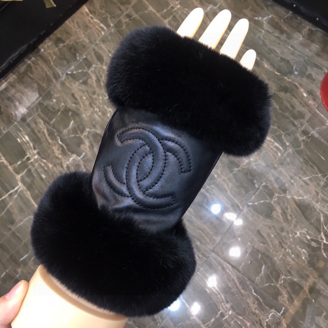  Chanel 香奈儿秋冬短款双懒兔毛手套👍值得对比🔥🔥同款不同品质，秒杀市场差产品，进口一级羊皮➕懒兔