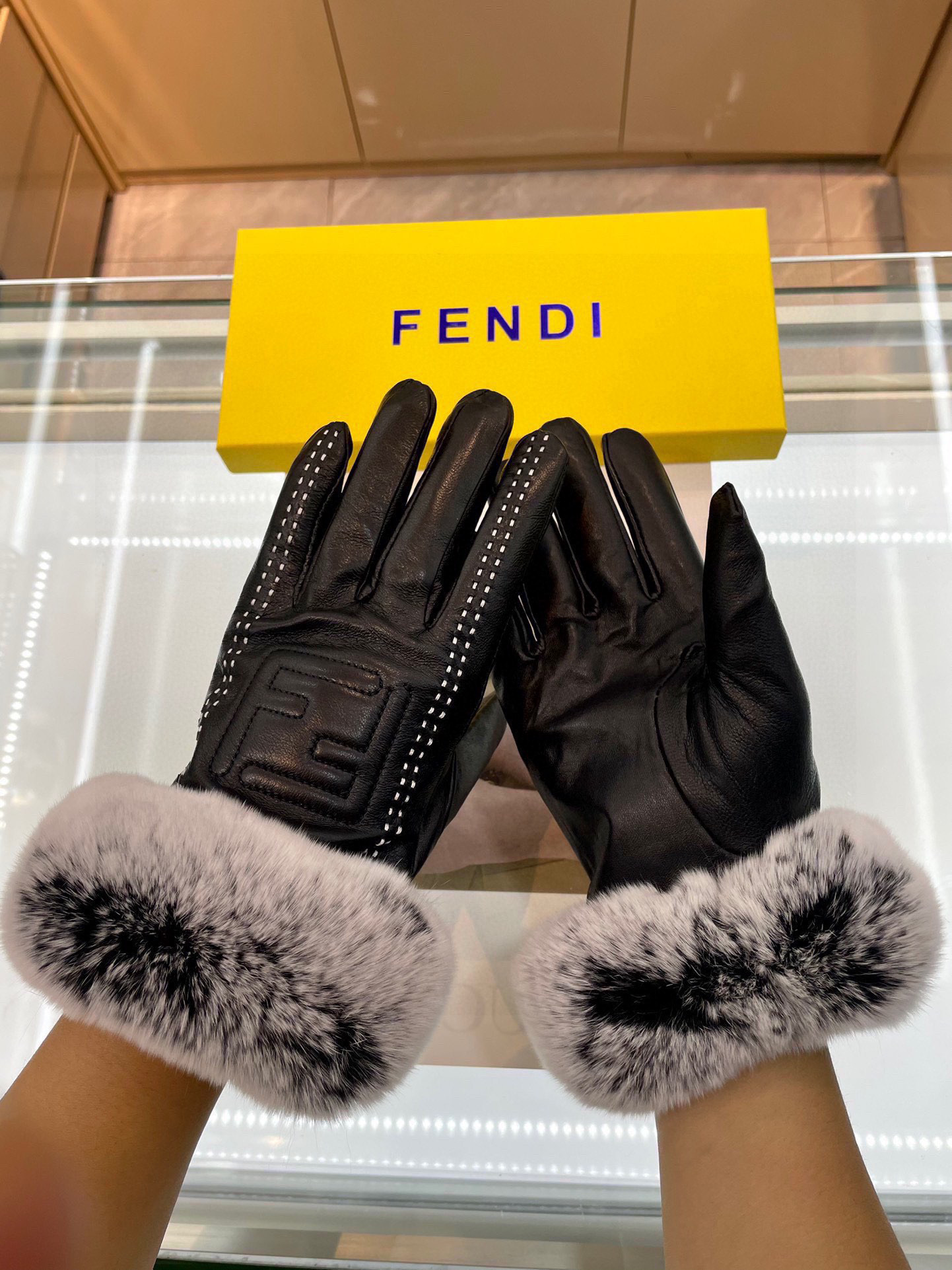 📣📣 Fendi芬迪最新款刺绣双C大logo 皮质采用进口埃塞皮  刺采用顶白级山羊皮➕懒兔🐰毛，手感更