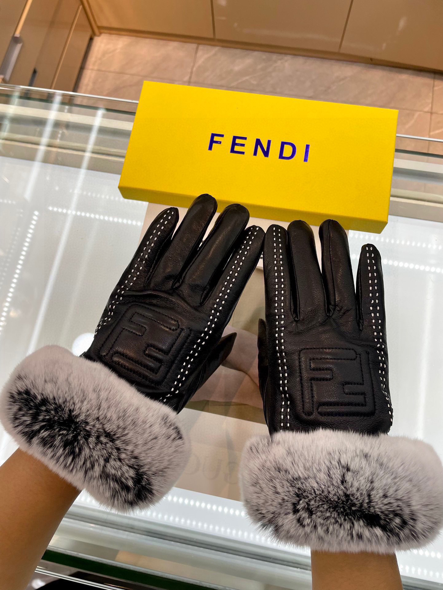 📣📣 Fendi芬迪最新款刺绣双C大logo 皮质采用进口埃塞皮  刺采用顶白级山羊皮➕懒兔🐰毛，手感更