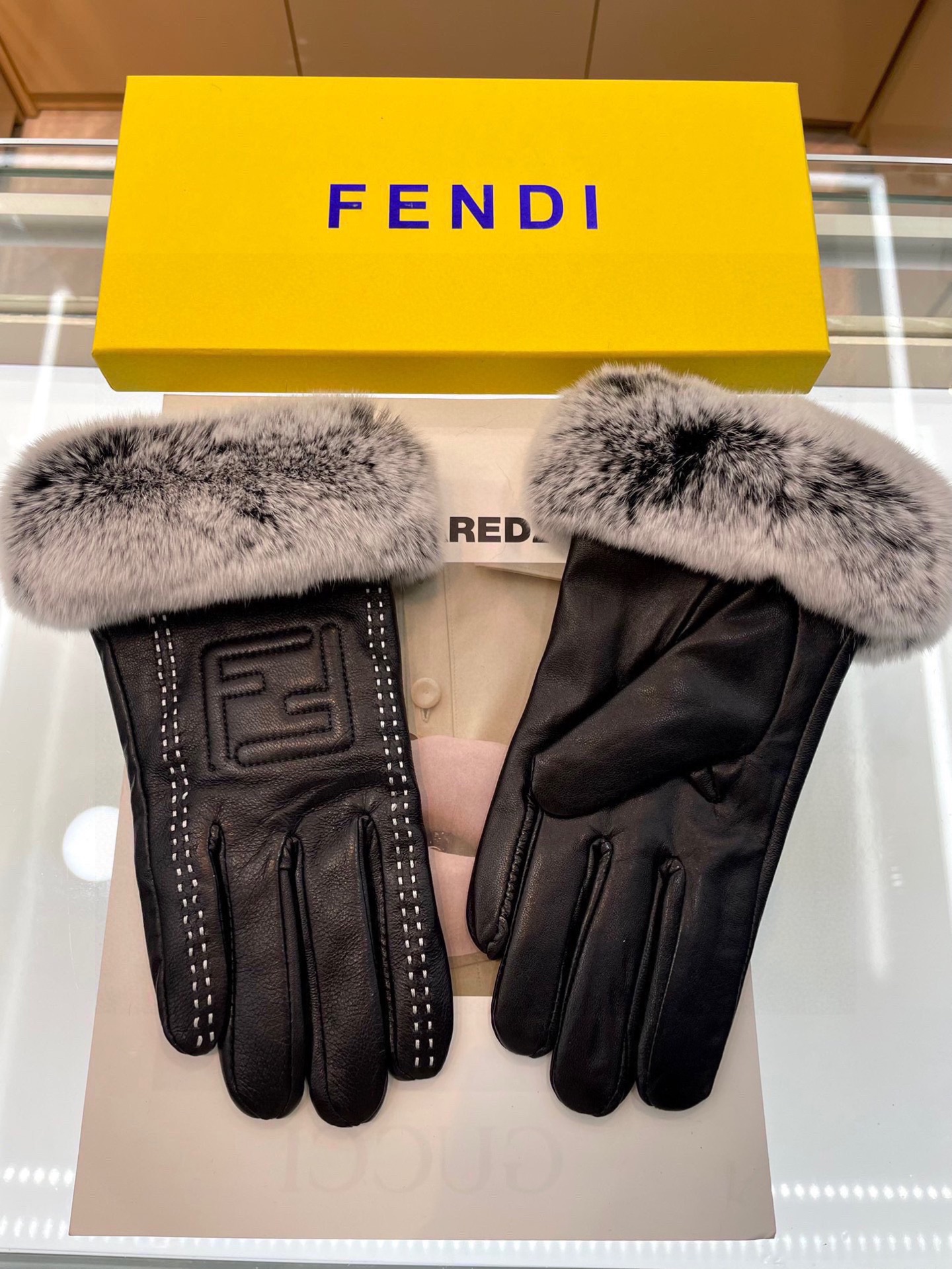 📣📣 Fendi芬迪最新款刺绣双C大logo 皮质采用进口埃塞皮  刺采用顶白级山羊皮➕懒兔🐰毛，手感更