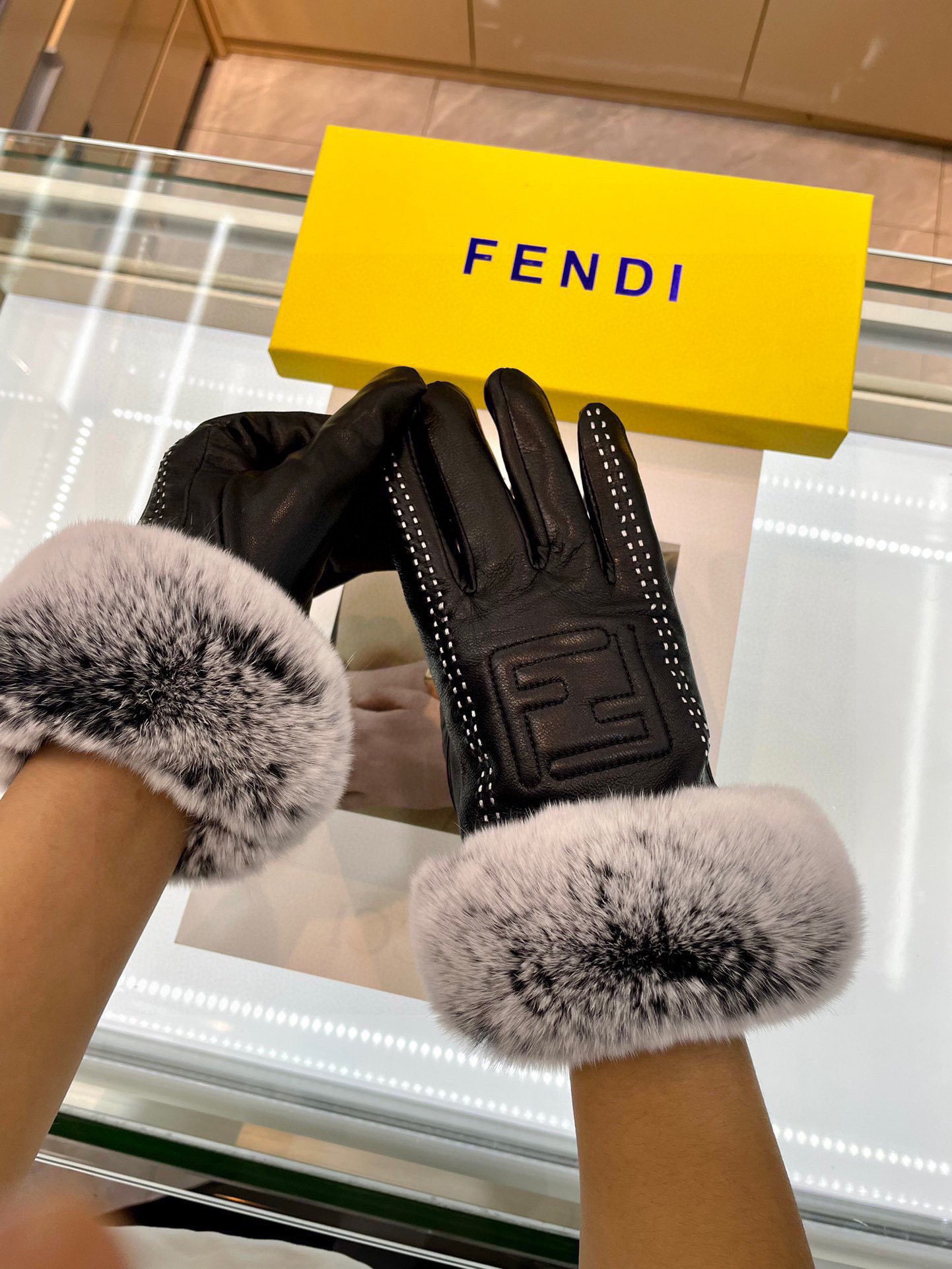 📣📣 Fendi芬迪最新款刺绣双C大logo 皮质采用进口埃塞皮  刺采用顶白级山羊皮➕懒兔🐰毛，手感更