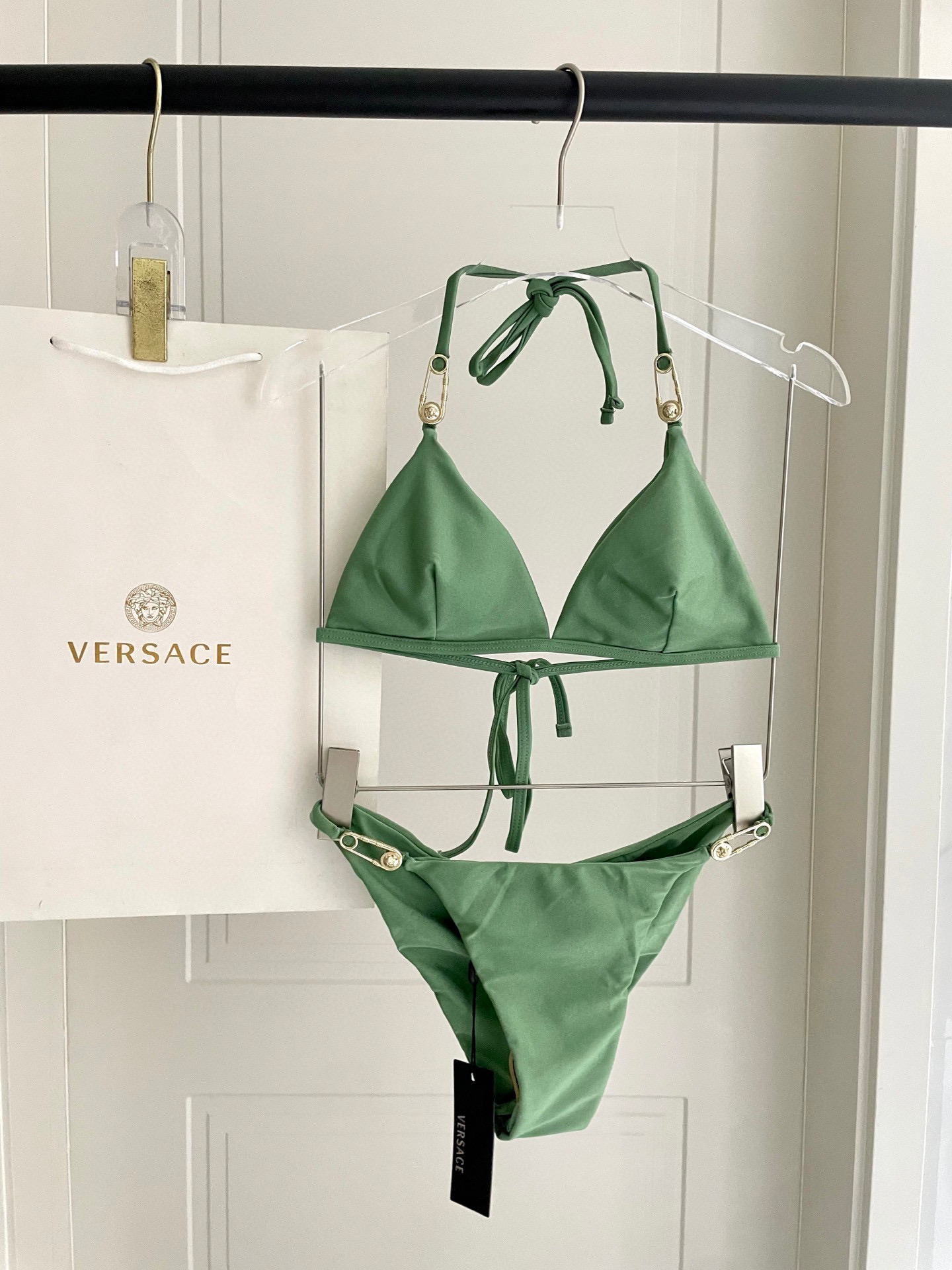 NO:377415,Versace's new bikini is a swimsuit suitable for many scenes. The beach, swimming pool, hot spring, water park, rafting can be worn inside and out. The one-piece design covers the flesh and looks tall. The abdomen is a little fleshy and does not affect our beauty. The fabric is breathable and comfortable. The quick-drying elastic swimsuit is easier to clean. S M L Xl swimsuits, swimsuits, bikinis19860909范思哲新款比基尼 适合多种场景的游泳衣♀海边 游泳池 温泉 水上乐园 漂流都可以内搭也完全可以 连体设计遮肉显高挑 腹部有点肉肉也不影响咱美美的 面料透气舒适.速干弹性的游泳衣更加帖肤易清洗 码数S M L Xl 泳衣泳裤比基尼,泳衣，泳裤，比基尼,versace,swimsuits,bikinis,accessory