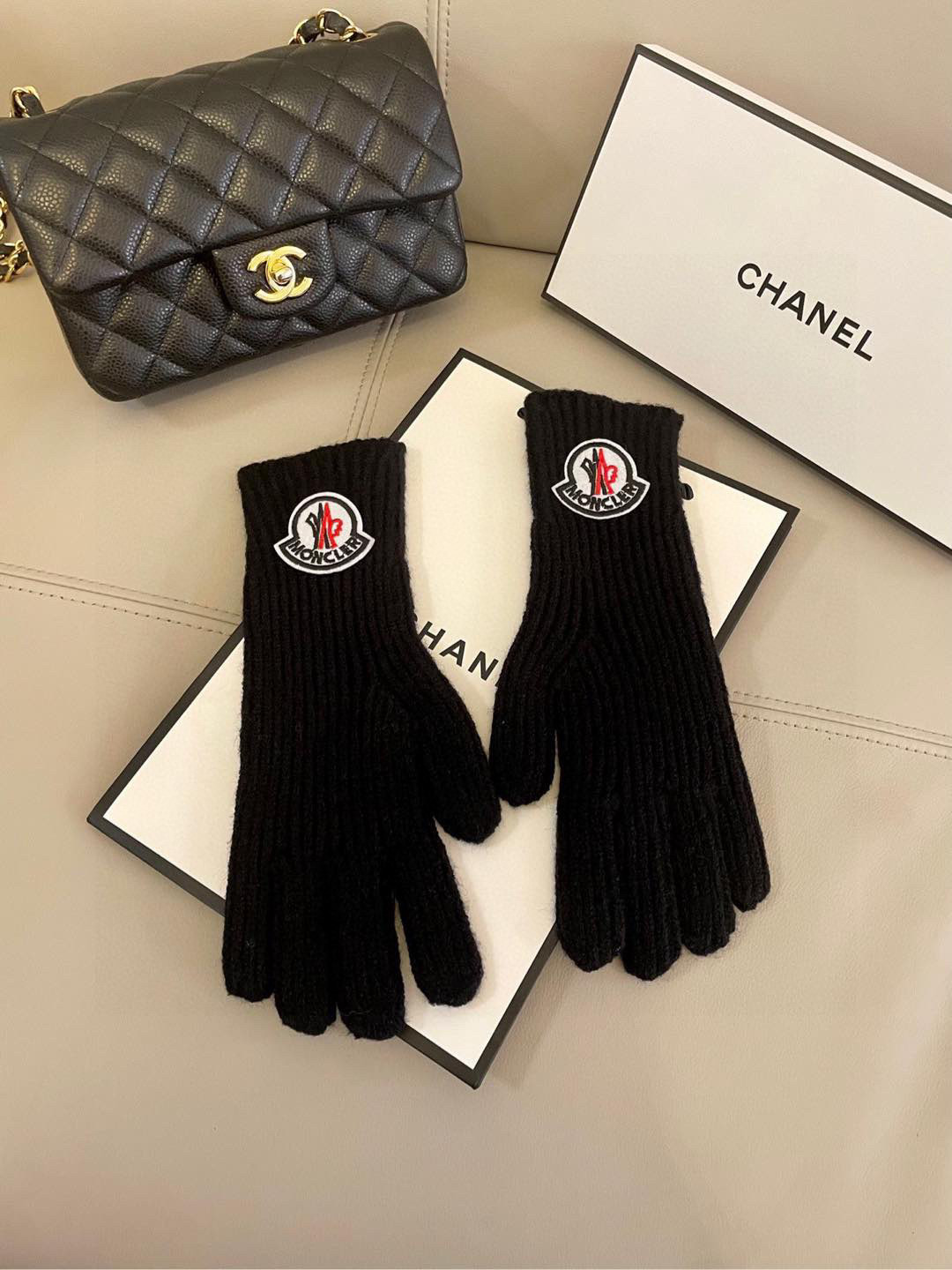 NO:344101,The wool knitted gloves and candy solid color series is popular this autumn and winter. Each color is super beautiful. It is beautiful with a cashmere coat. The three-dimensional style is smooth and the lines are comfortable to wear. The finger-exposed design is more convenient. The fitting gloves, gloves, Moncler, gloves19860909蒙口秋冬羊毛针织手套糖果纯色系列今年秋冬大火 每色都超好看 搭配羊绒大衣绝美 立体版型剪裁 线条流畅 佩戴舒适 露指设计更加方便 贴合手型 手套,手套,Moncler,gloves,accessory