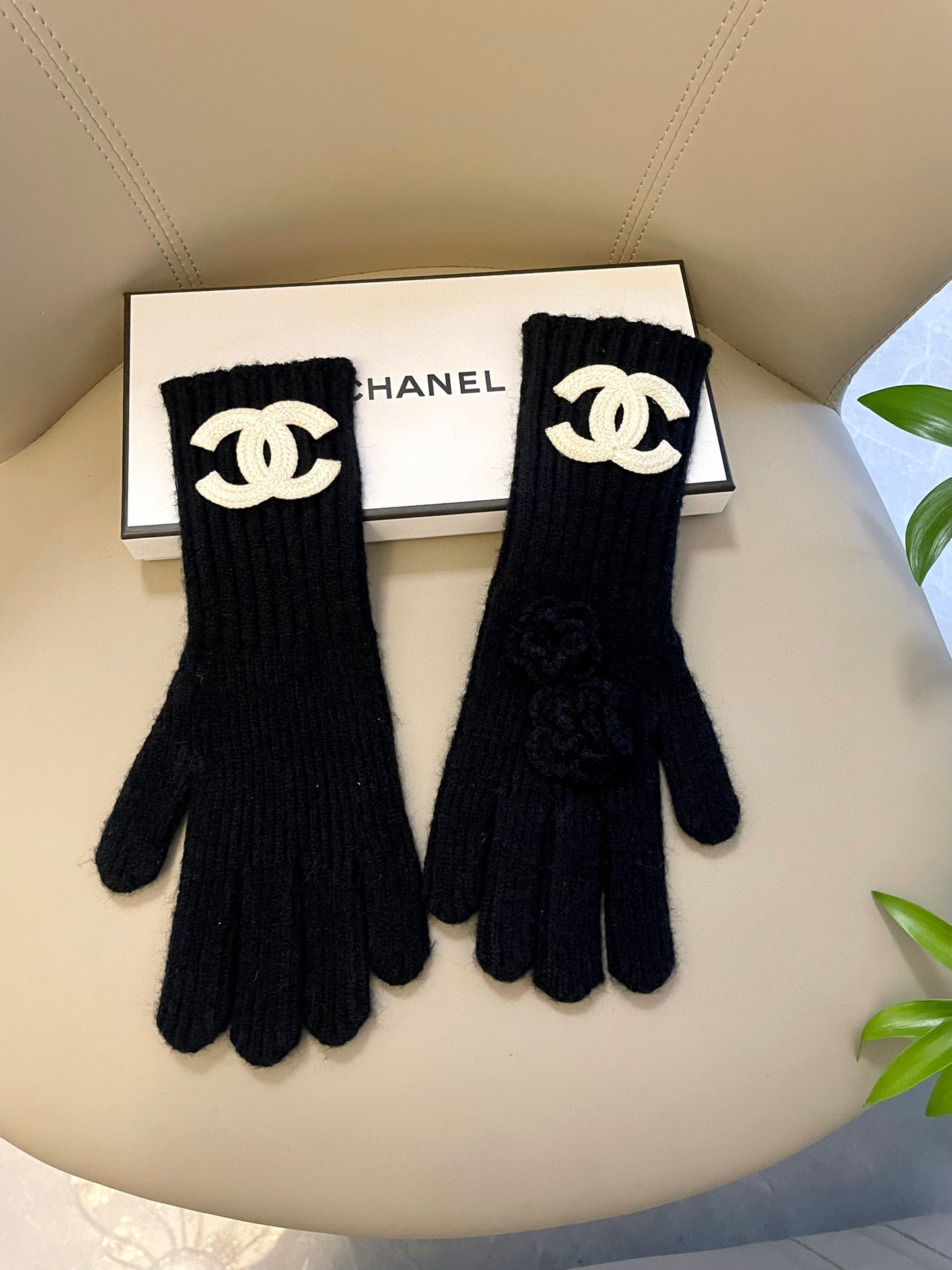 NO:344107,Chanel's new wool gloves have softer and more glutinous feels skin-friendly, warmer and better natural dyes, low-temperature dyes, the most pure, rich and full color, color fastness tested, excellent warmth, soft touch, velvety feels to the touch, which makes people feel unsatisfied. The main functions are touch screen gloves, quality bars, and lever drips. With 2 finger touch screen, code number, equal size gloves, gloves, chanel, gloves19860909香奈儿新款羊毛手套 手感更软细糯腻 亲肤,保性暖更好天然染料,低温染色 呈最现纯粹,浓郁饱的满颜色,色牢度经检过测,保暖性极佳 柔软的触感,摸起来带绒有绒感,令人爱释不手.最主要的能功是触屏手套、质杠量杆滴 .带2指触屏 码数 均码手套,手套,chanel,gloves,accessory