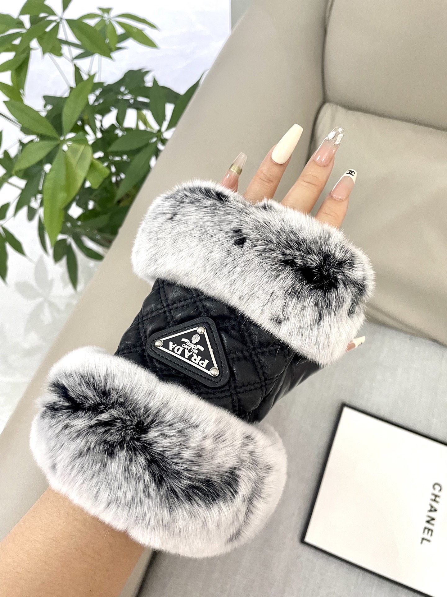  普拉达秋冬女手套👋🏻羊毛手套🦙➕兔毛 冬天搭配大衣🧥美美哒♥️♥️ 均码