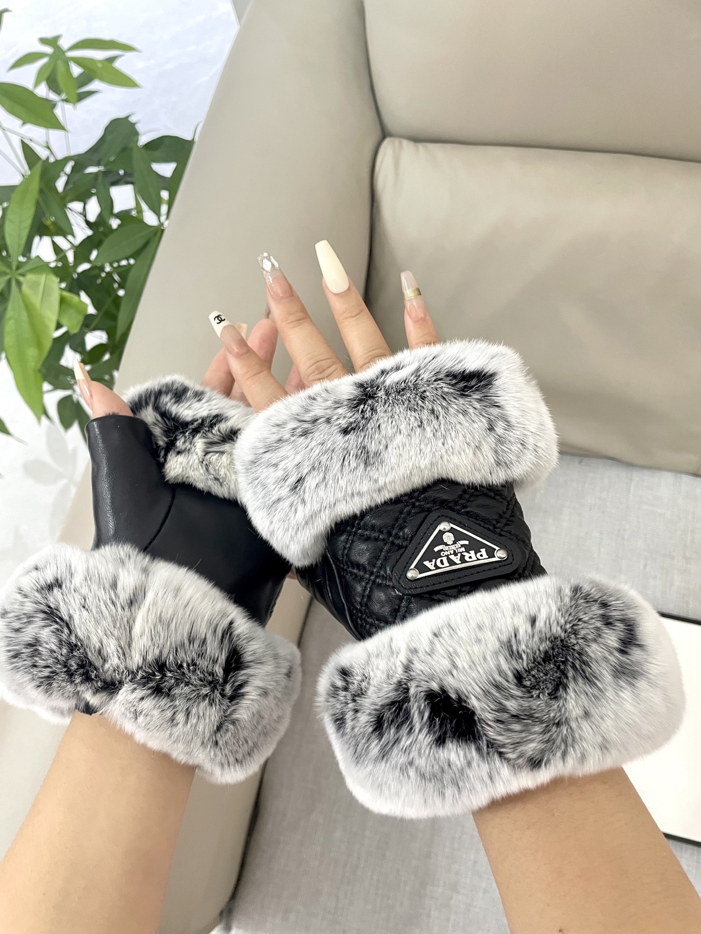  普拉达秋冬女手套👋🏻羊毛手套🦙➕兔毛 冬天搭配大衣🧥美美哒♥️♥️ 均码