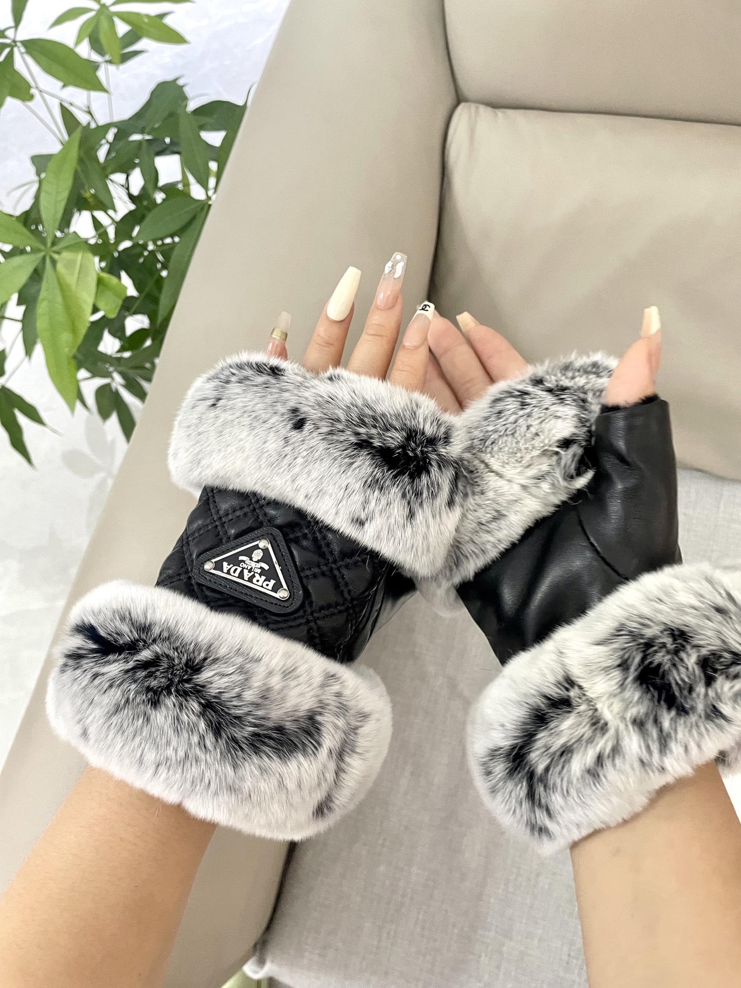  普拉达秋冬女手套👋🏻羊毛手套🦙➕兔毛 冬天搭配大衣🧥美美哒♥️♥️ 均码