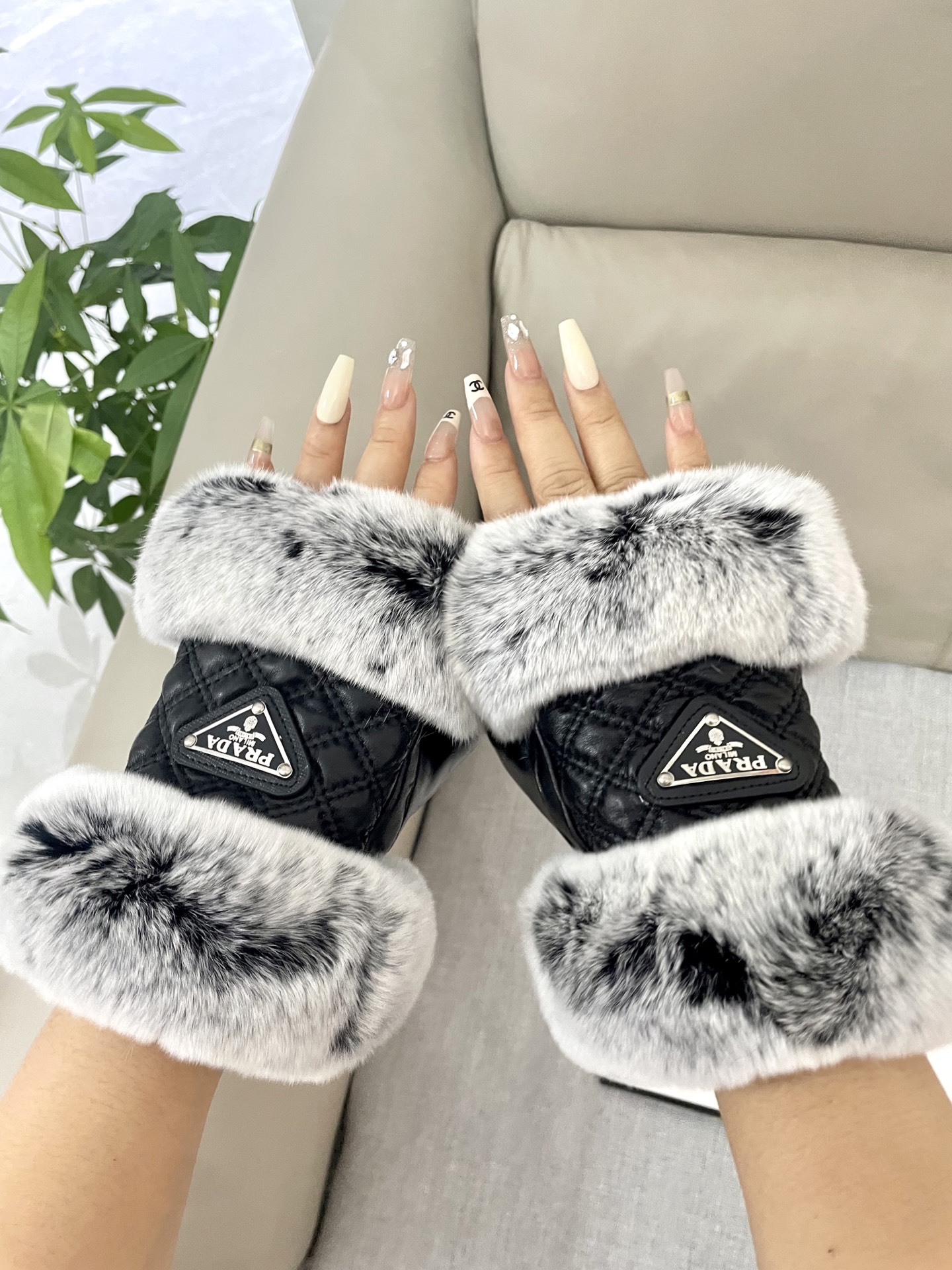  普拉达秋冬女手套👋🏻羊毛手套🦙➕兔毛 冬天搭配大衣🧥美美哒♥️♥️ 均码