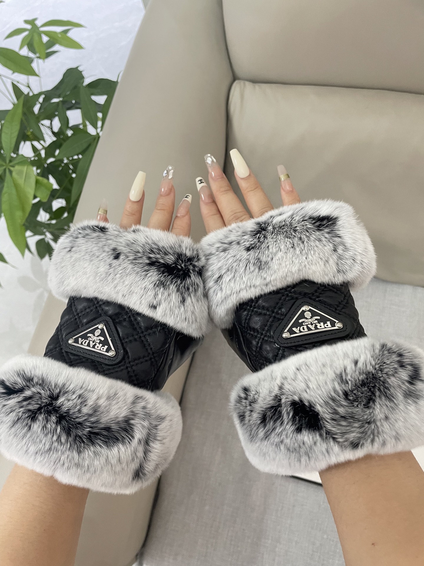  普拉达秋冬女手套👋🏻羊毛手套🦙➕兔毛 冬天搭配大衣🧥美美哒♥️♥️ 均码