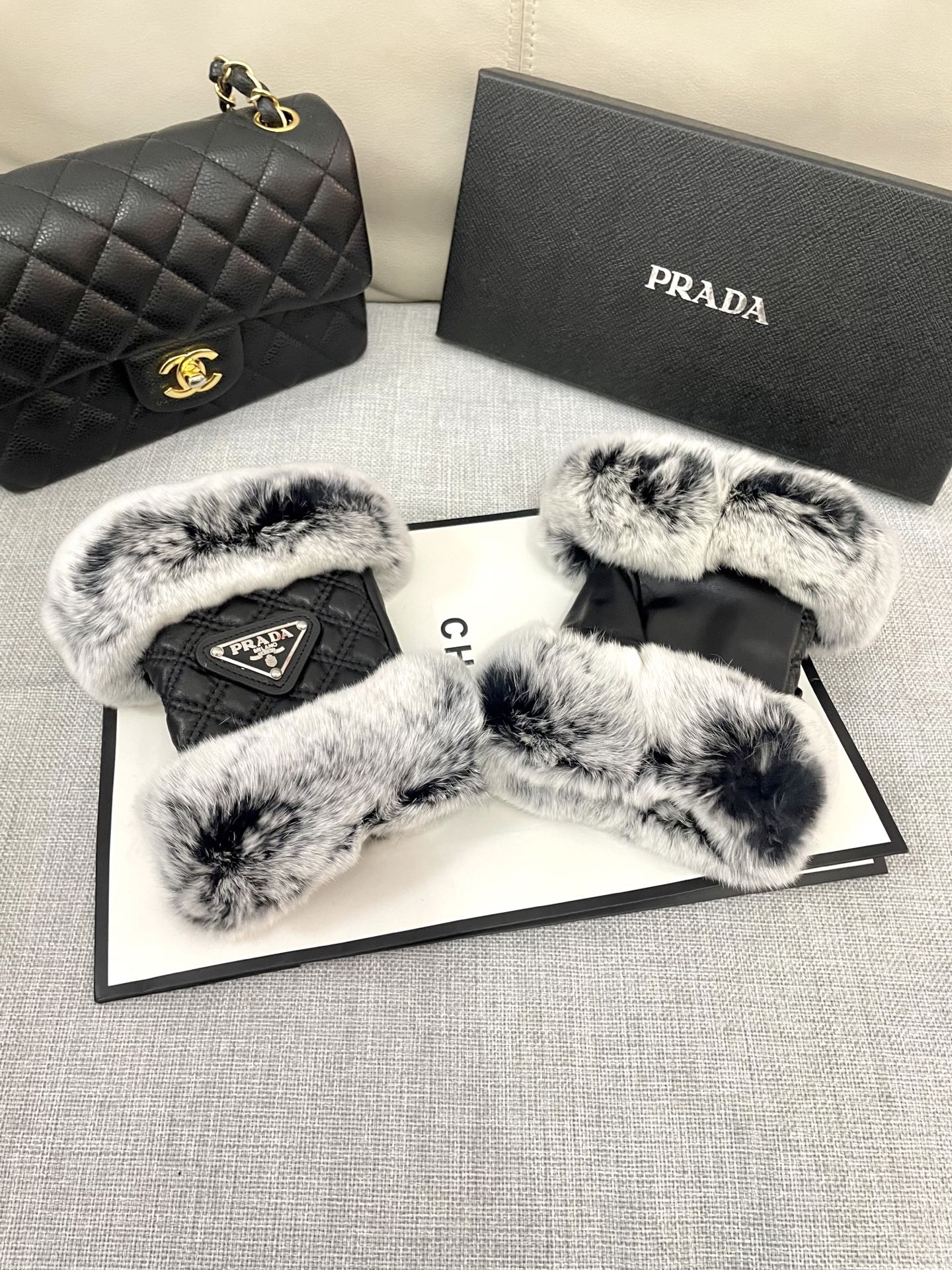  普拉达秋冬女手套👋🏻羊毛手套🦙➕兔毛 冬天搭配大衣🧥美美哒♥️♥️ 均码
