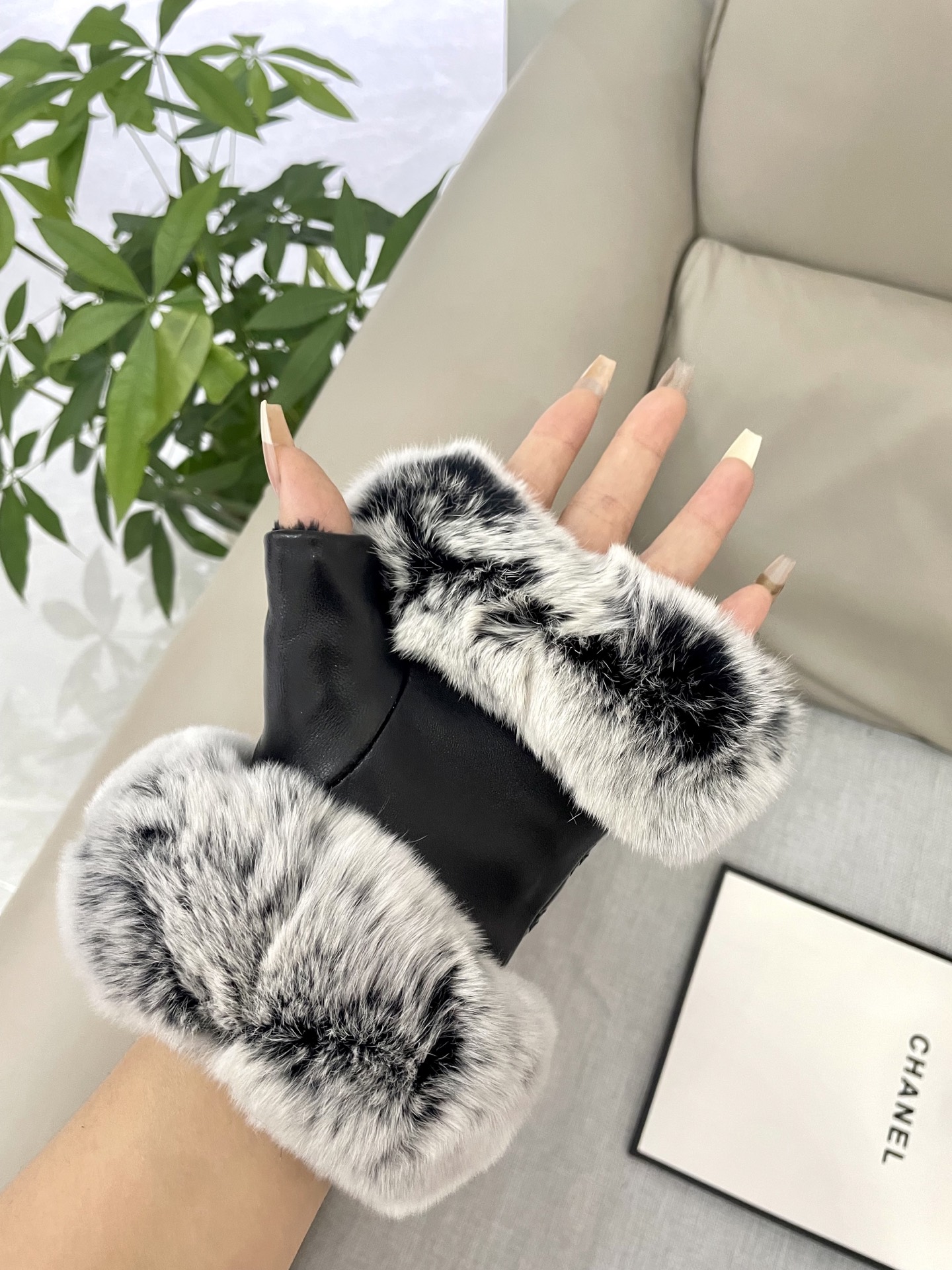  普拉达秋冬女手套👋🏻羊毛手套🦙➕兔毛 冬天搭配大衣🧥美美哒♥️♥️ 均码