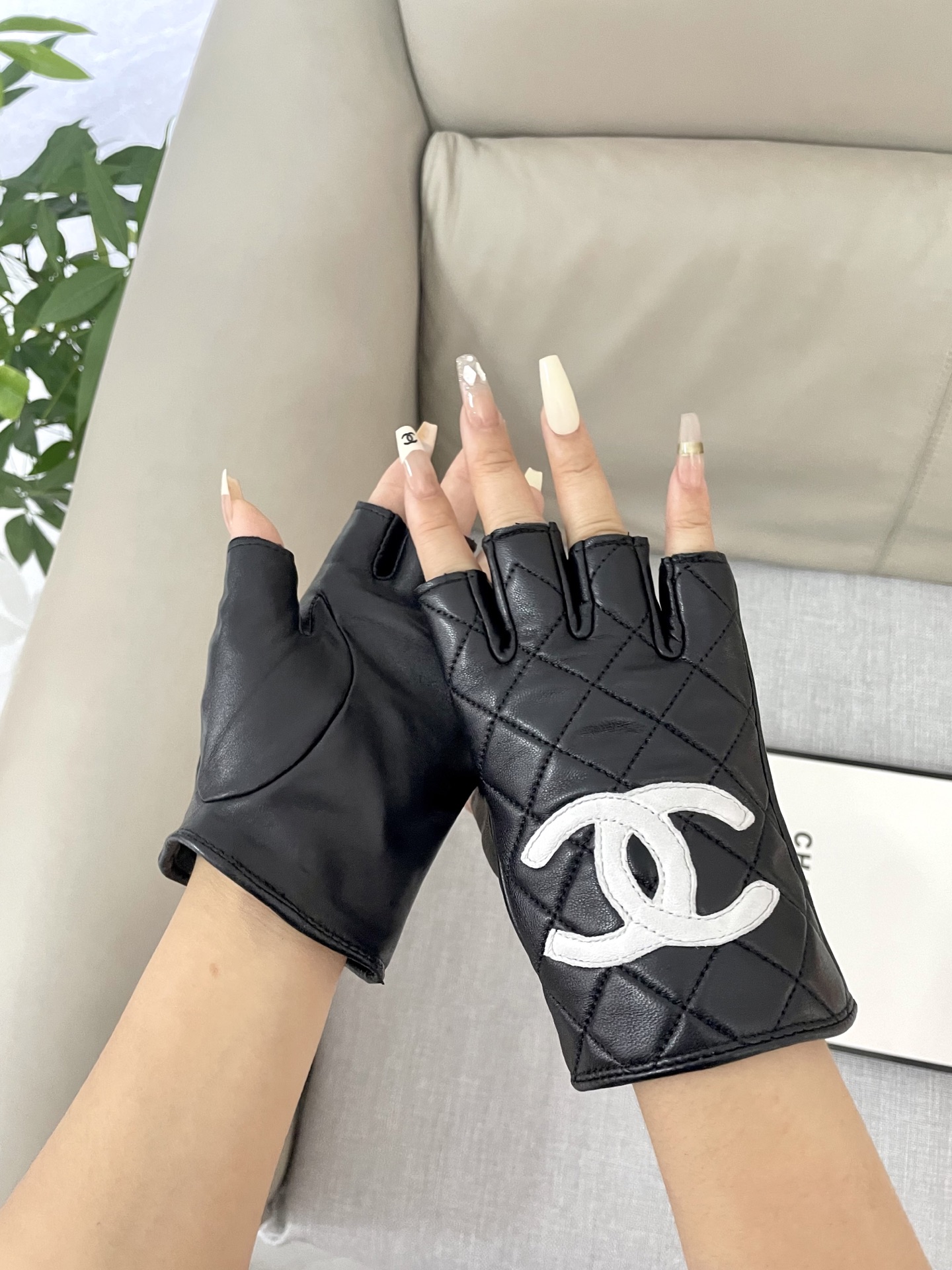  Chanel 新款短款📱👏搭什么衣服都好看💁🏼精选优质棉羊皮柔软细腻💅🦊 保暖效果特别好✌🏻️品质保证