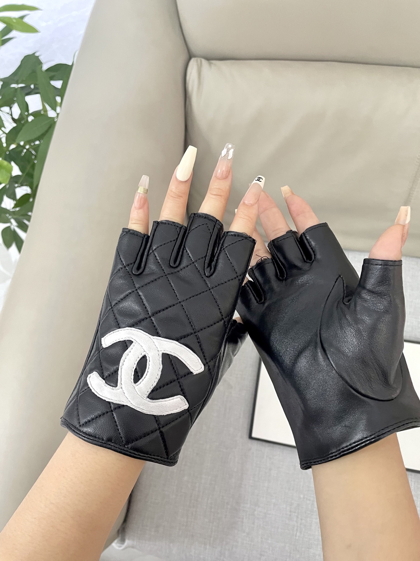  Chanel 新款短款📱👏搭什么衣服都好看💁🏼精选优质棉羊皮柔软细腻💅🦊 保暖效果特别好✌🏻️品质保证