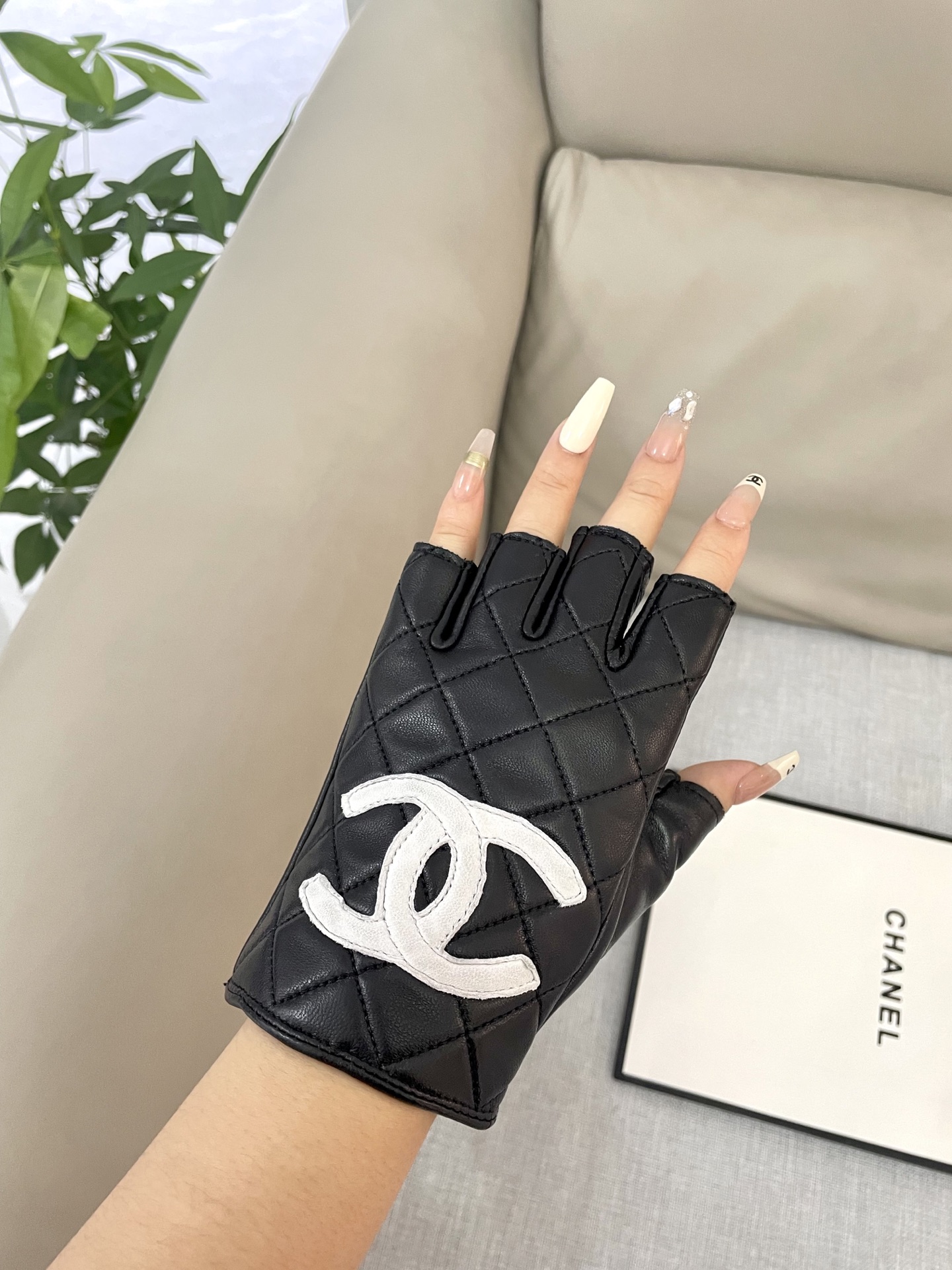  Chanel 新款短款📱👏搭什么衣服都好看💁🏼精选优质棉羊皮柔软细腻💅🦊 保暖效果特别好✌🏻️品质保证
