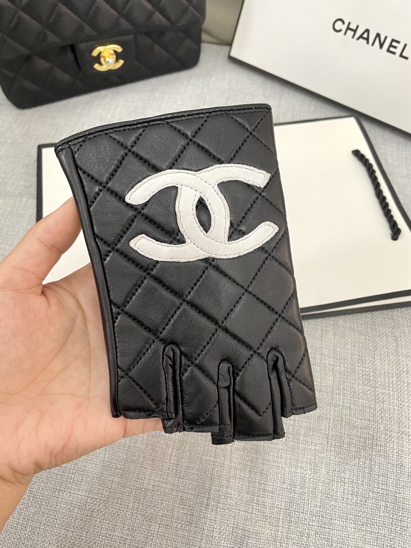  Chanel 新款短款📱👏搭什么衣服都好看💁🏼精选优质棉羊皮柔软细腻💅🦊 保暖效果特别好✌🏻️品质保证