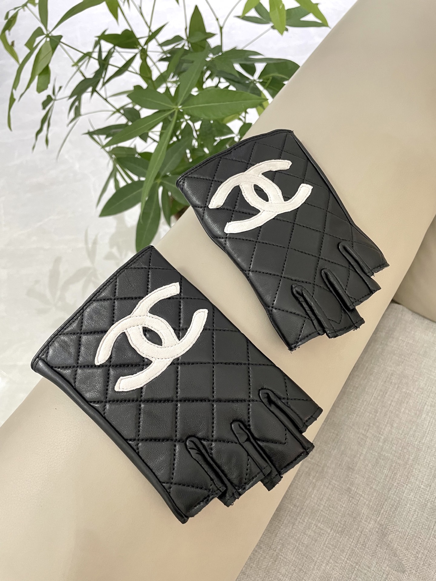  Chanel 新款短款📱👏搭什么衣服都好看💁🏼精选优质棉羊皮柔软细腻💅🦊 保暖效果特别好✌🏻️品质保证