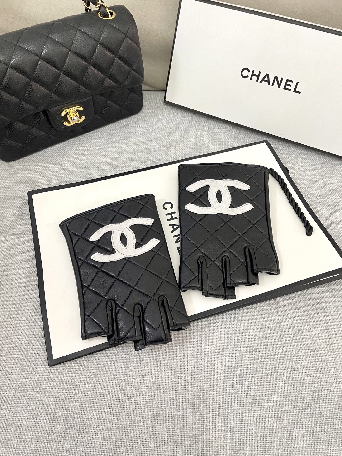  Chanel 新款短款📱👏搭什么衣服都好看💁🏼精选优质棉羊皮柔软细腻💅🦊 保暖效果特别好✌🏻️品质保证