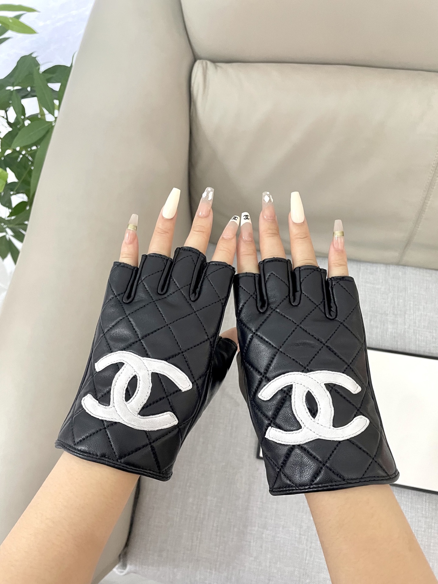  Chanel 新款短款📱👏搭什么衣服都好看💁🏼精选优质棉羊皮柔软细腻💅🦊 保暖效果特别好✌🏻️品质保证