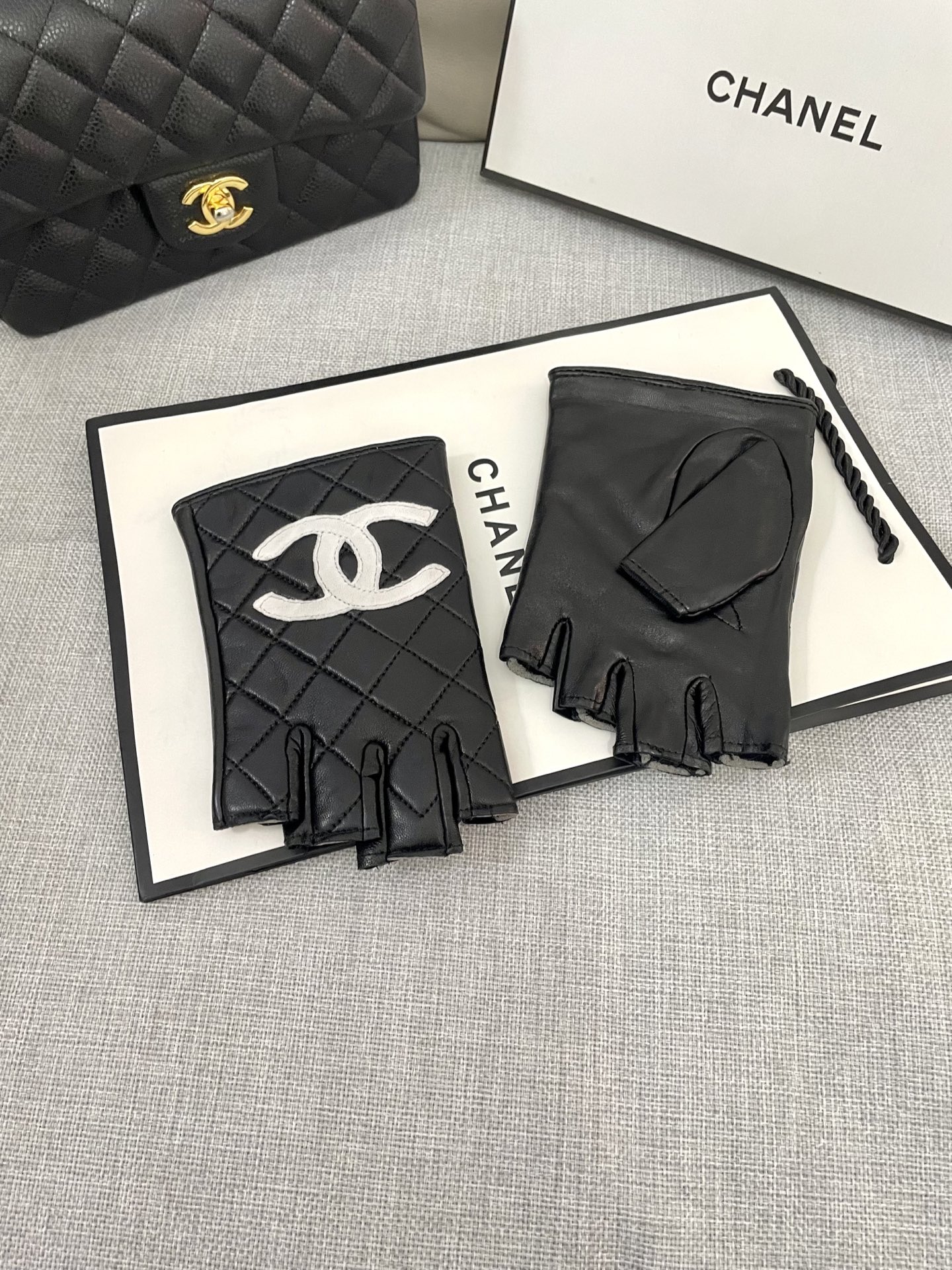  Chanel 新款短款📱👏搭什么衣服都好看💁🏼精选优质棉羊皮柔软细腻💅🦊 保暖效果特别好✌🏻️品质保证