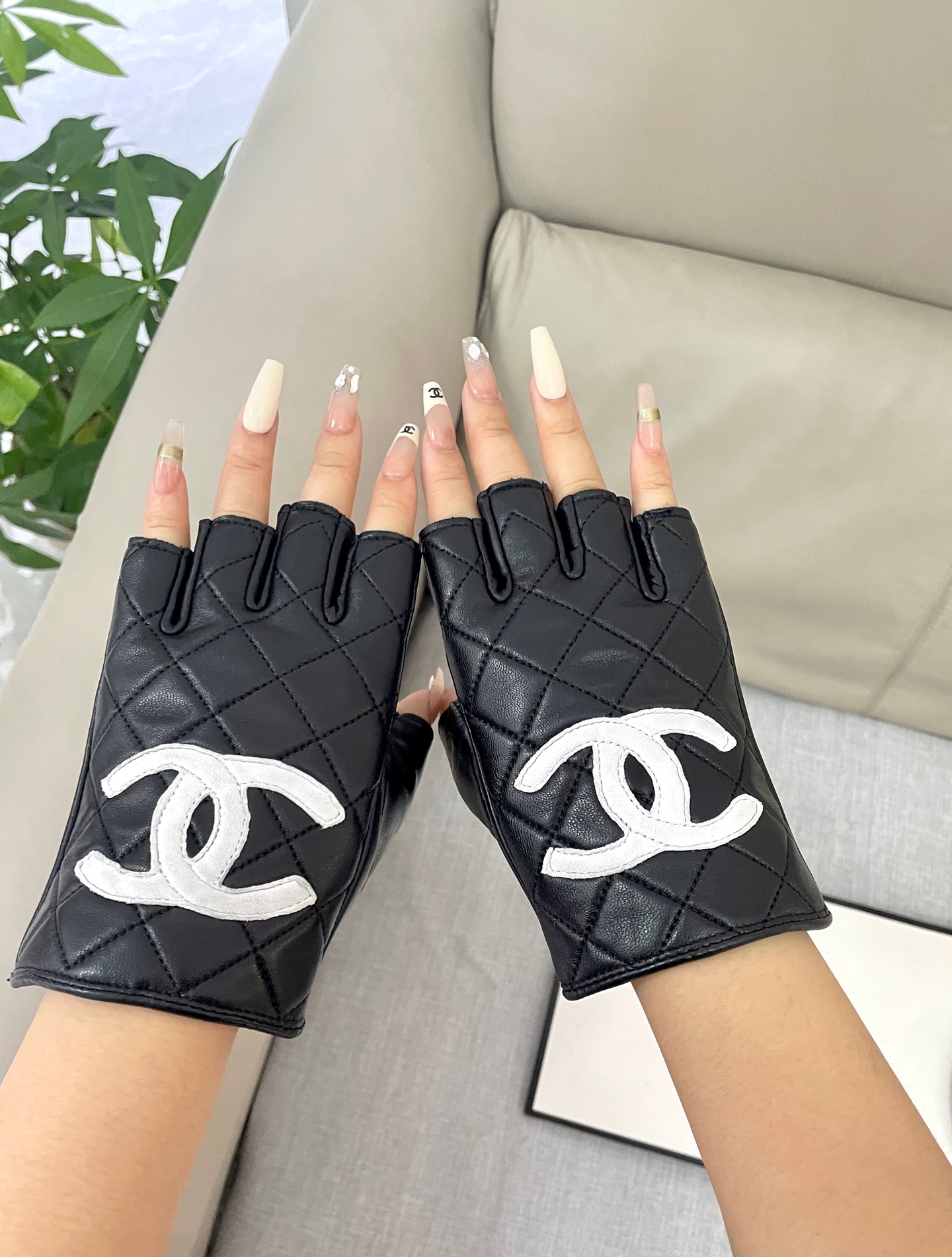  Chanel 新款短款📱👏搭什么衣服都好看💁🏼精选优质棉羊皮柔软细腻💅🦊 保暖效果特别好✌🏻️品质保证