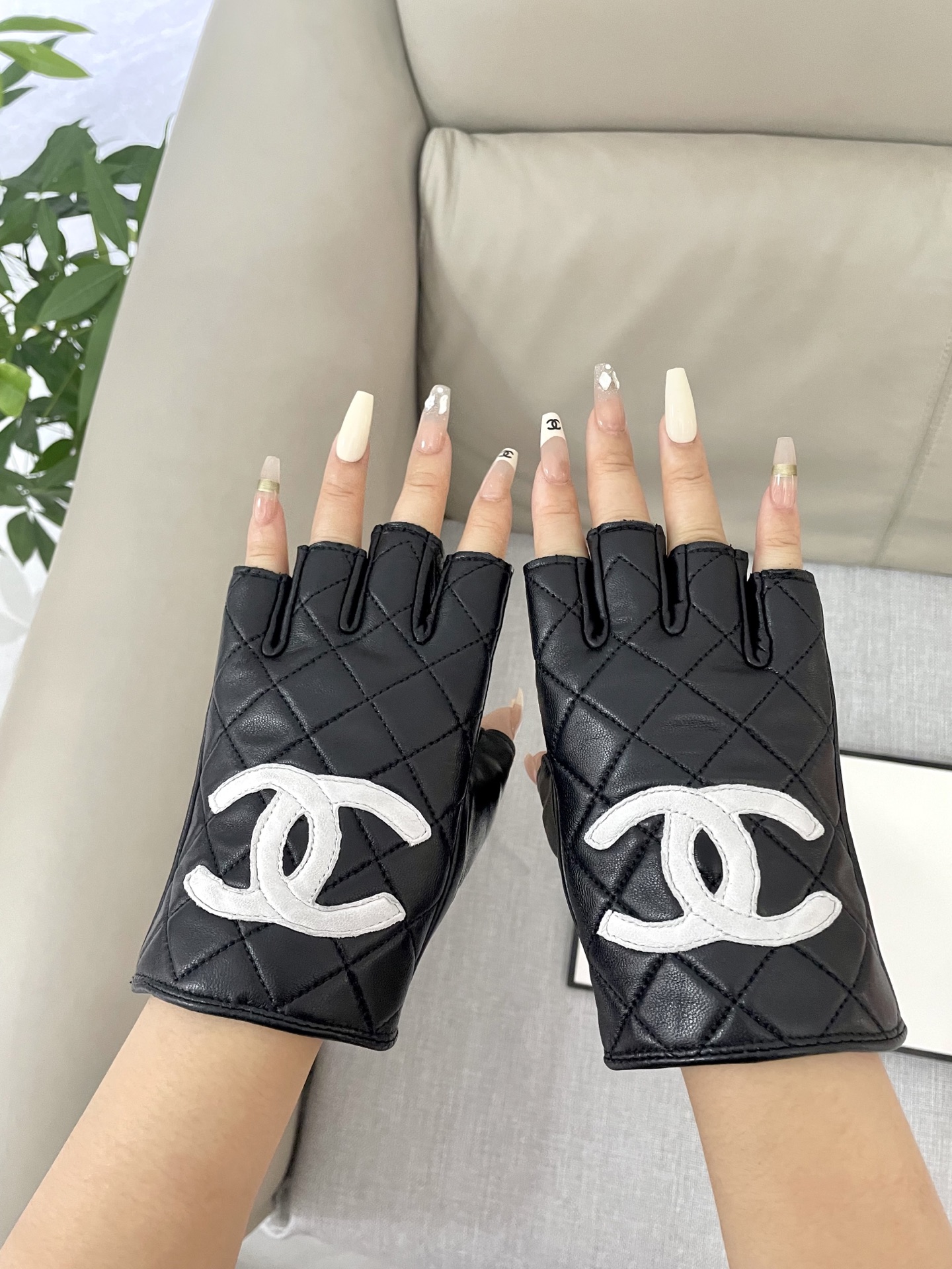  Chanel 新款短款📱👏搭什么衣服都好看💁🏼精选优质棉羊皮柔软细腻💅🦊 保暖效果特别好✌🏻️品质保证