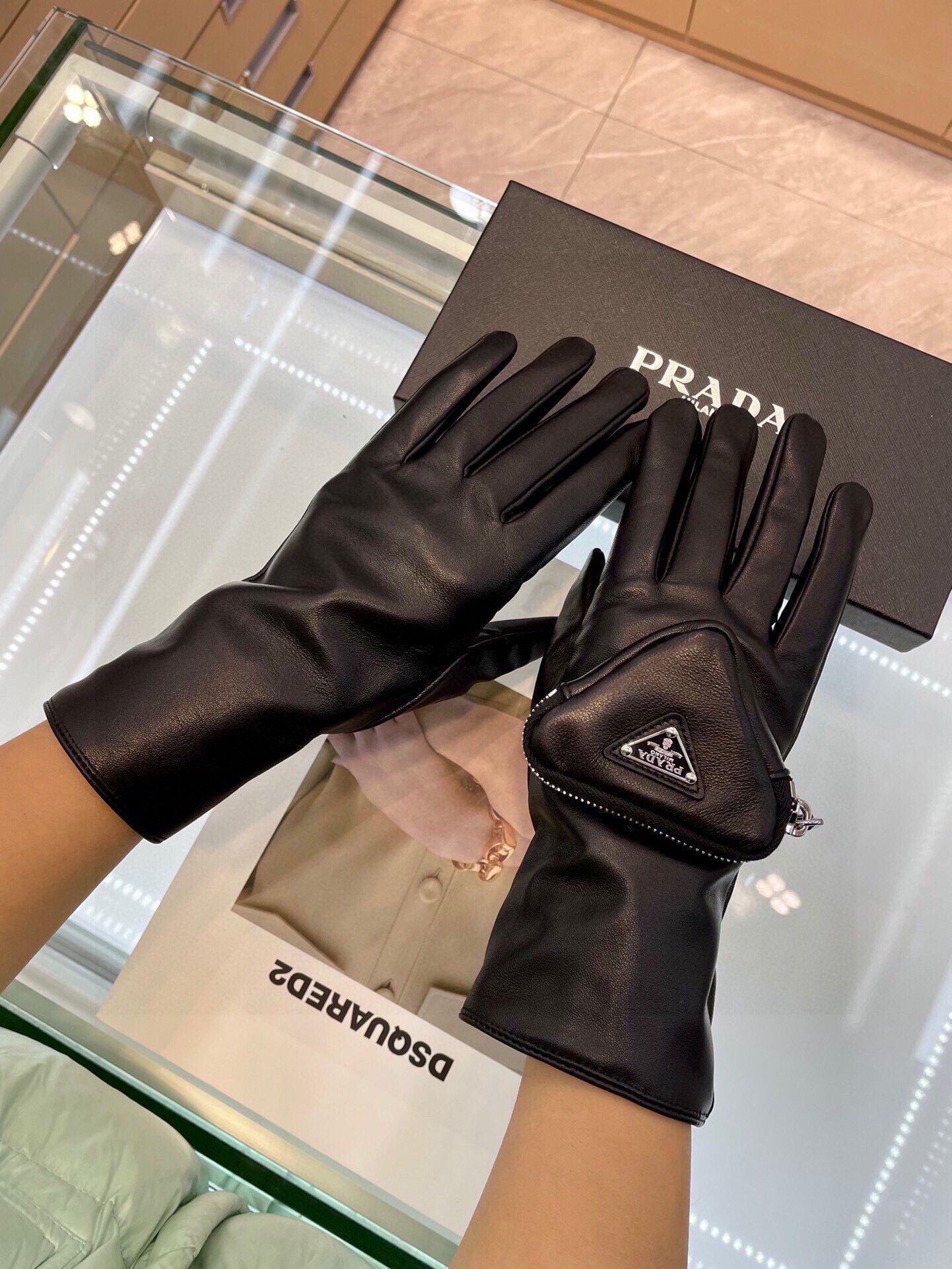  🔥🔥🔥Prada秋冬新款迷你三角包羊皮手套到货 不但防风御寒还能凹造型 可以说是今年秋冬最有创意的一款
