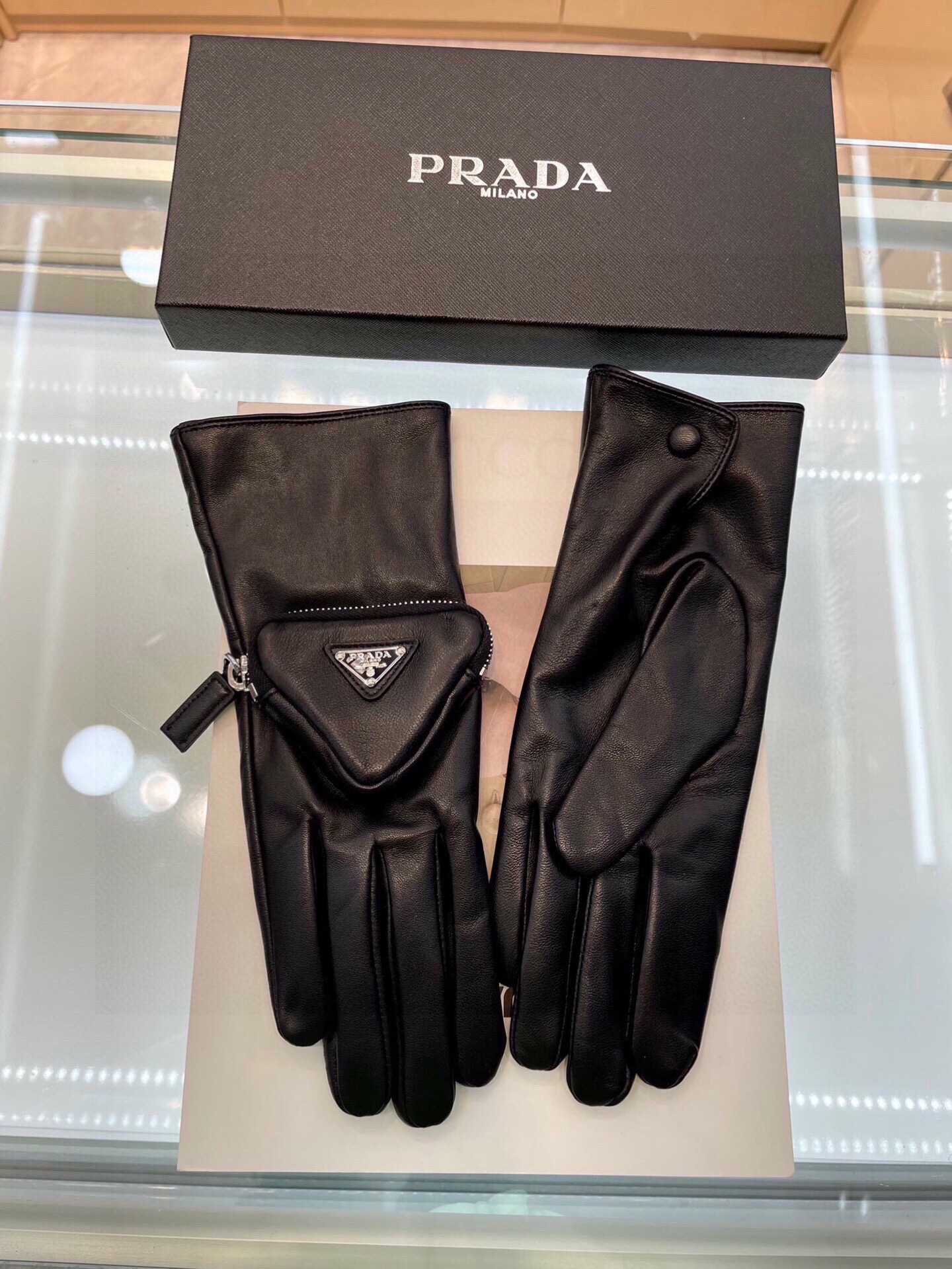  🔥🔥🔥Prada秋冬新款迷你三角包羊皮手套到货 不但防风御寒还能凹造型 可以说是今年秋冬最有创意的一款