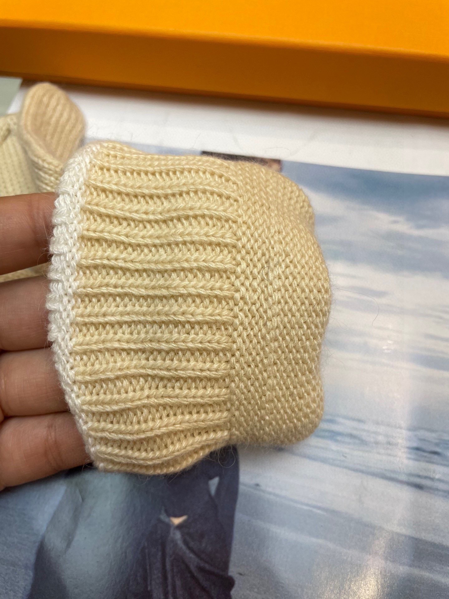  Lv秋冬羊毛针织手套🧤糖果纯色系列今年秋冬大火🔥 每色都超好看 搭配羊绒大衣绝美 立体版型剪裁 线条流