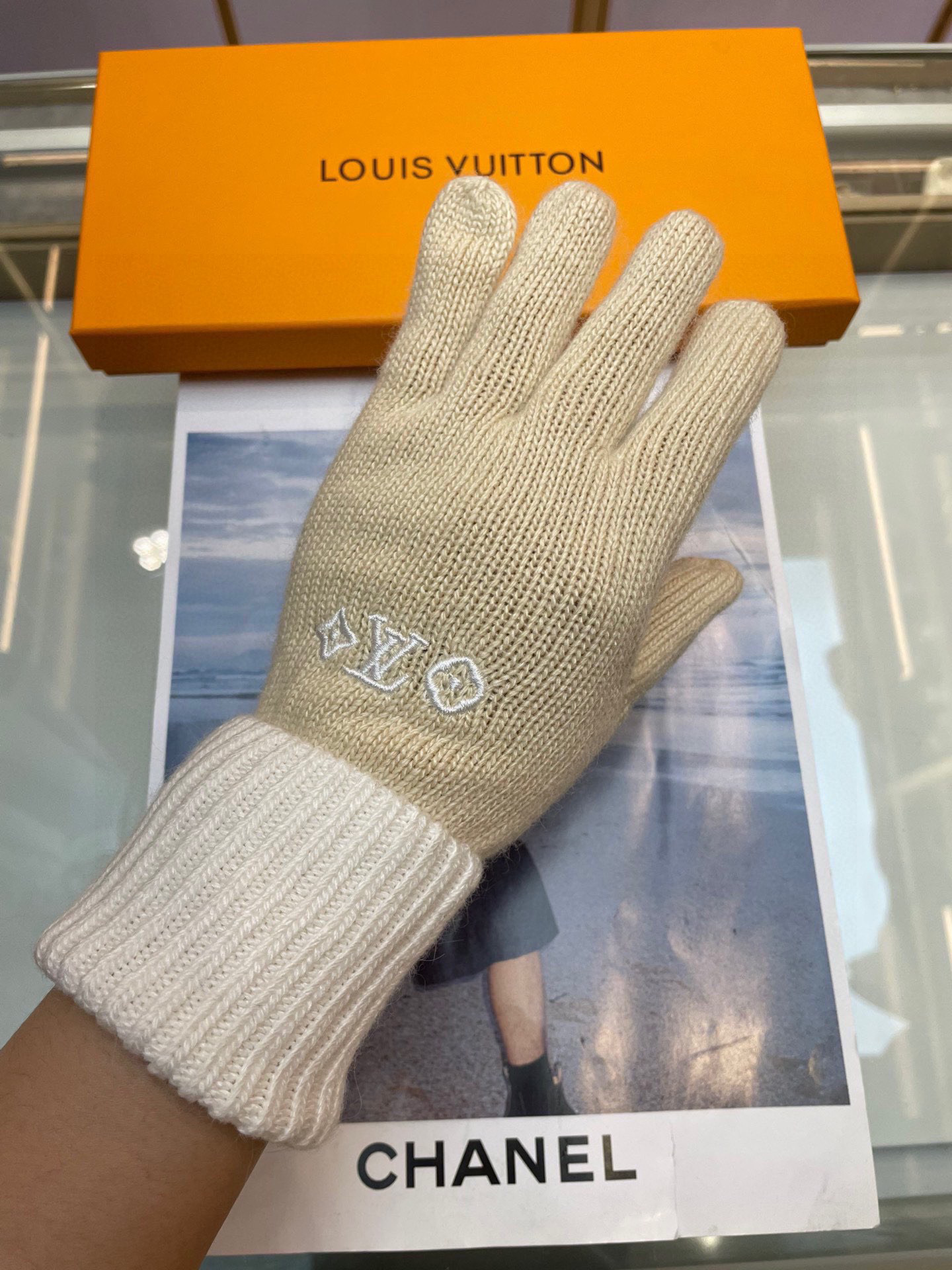  Lv秋冬羊毛针织手套🧤糖果纯色系列今年秋冬大火🔥 每色都超好看 搭配羊绒大衣绝美 立体版型剪裁 线条流