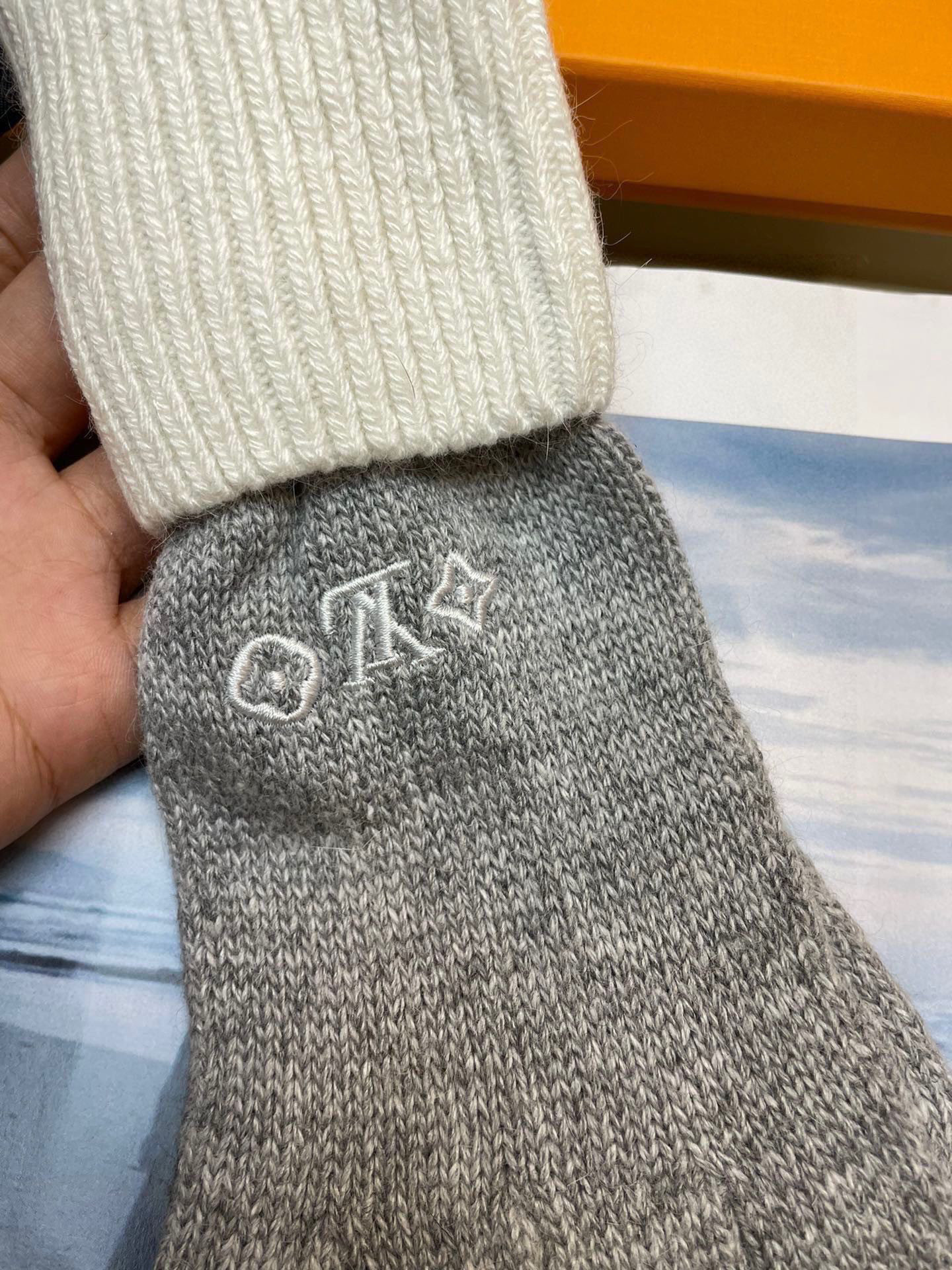  Lv秋冬羊毛针织手套🧤糖果纯色系列今年秋冬大火🔥 每色都超好看 搭配羊绒大衣绝美 立体版型剪裁 线条流
